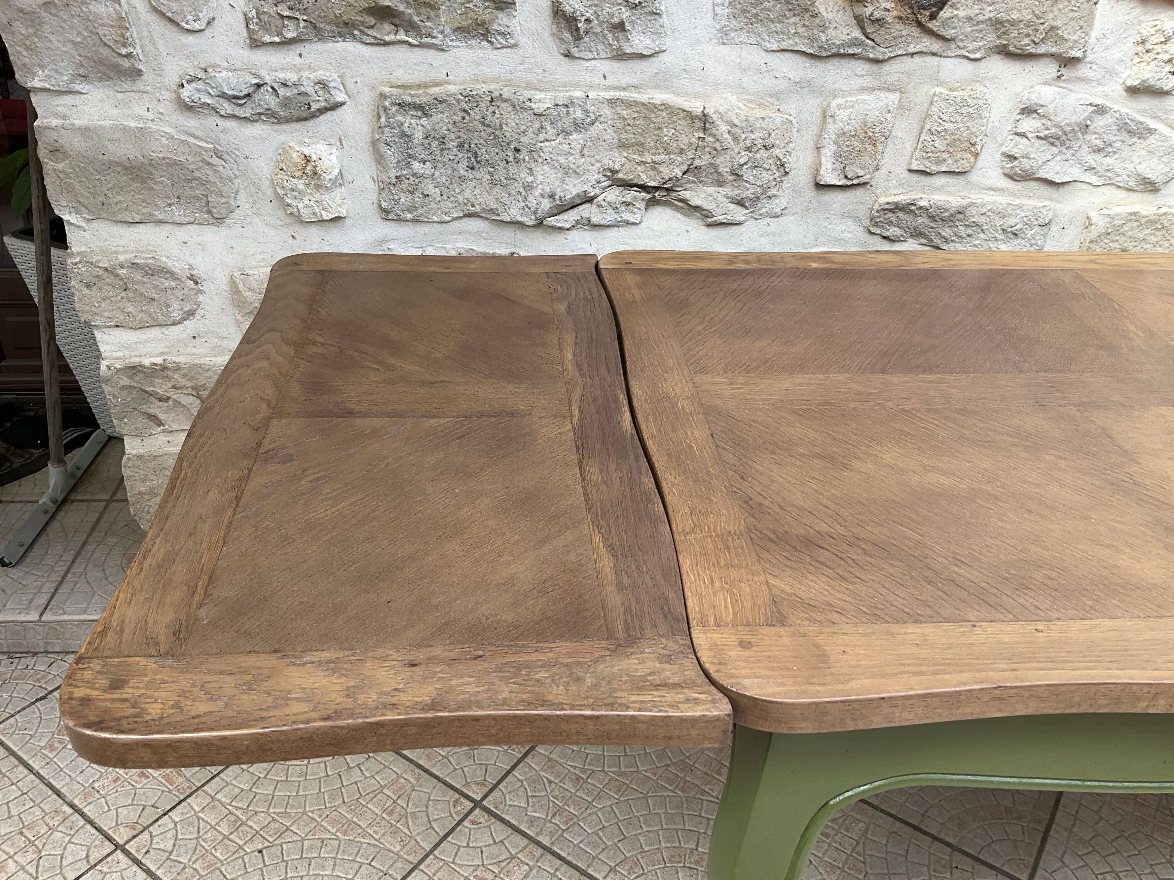 Wooden extension dining table