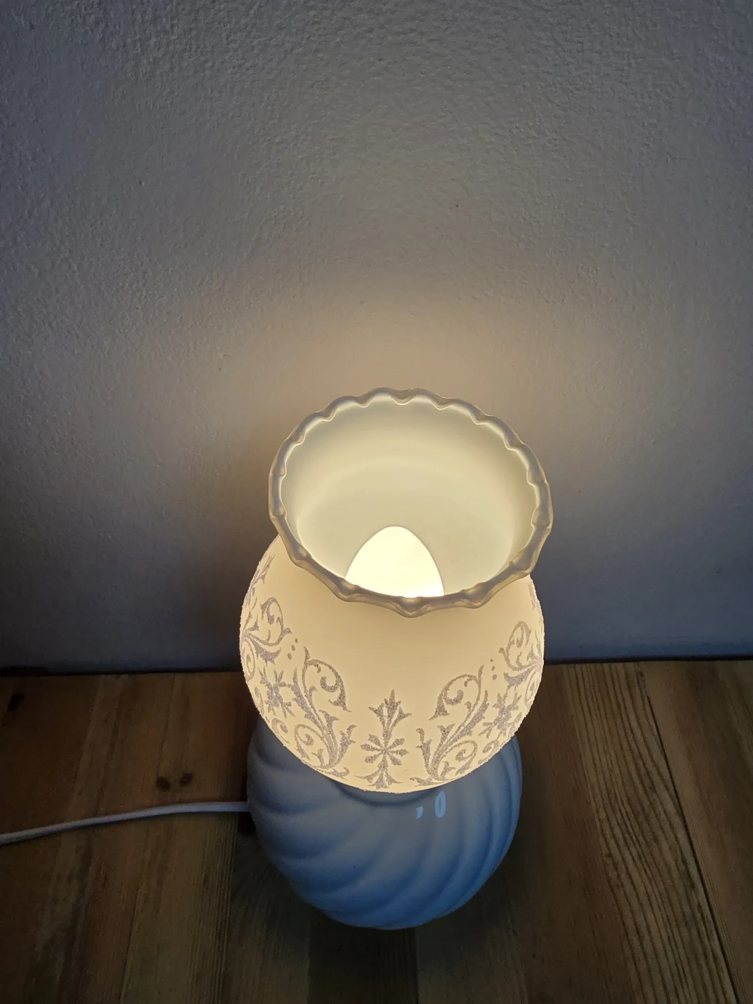 Blue ball lamp and white opaline.