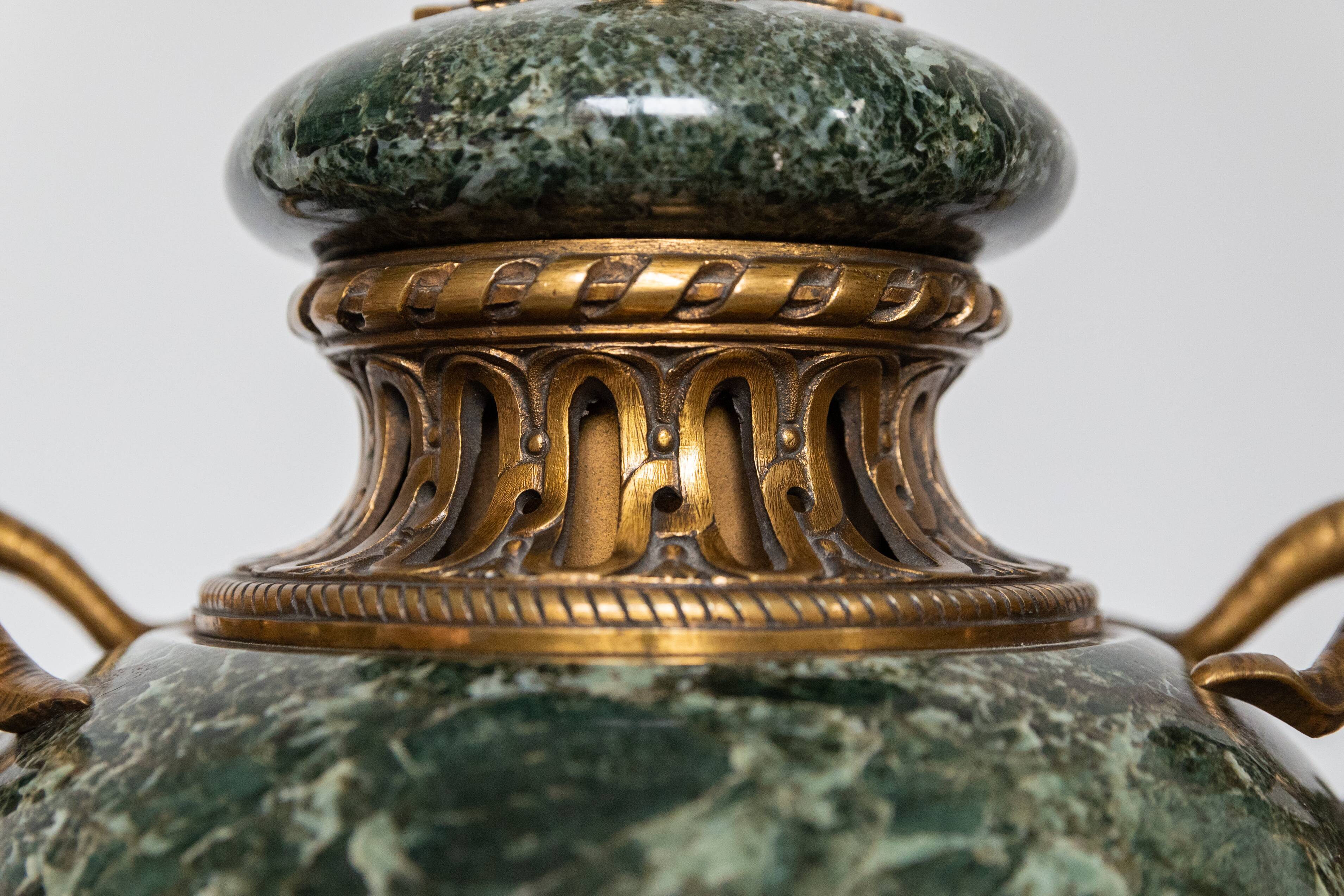 Cassolette, covered vase in green marble, head of rams, LouisXV XIXX