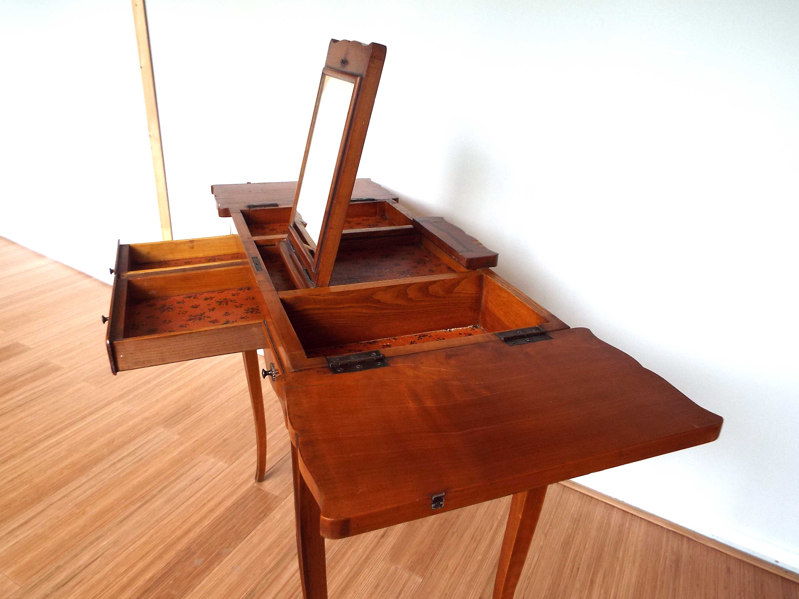 Table dressing table worker