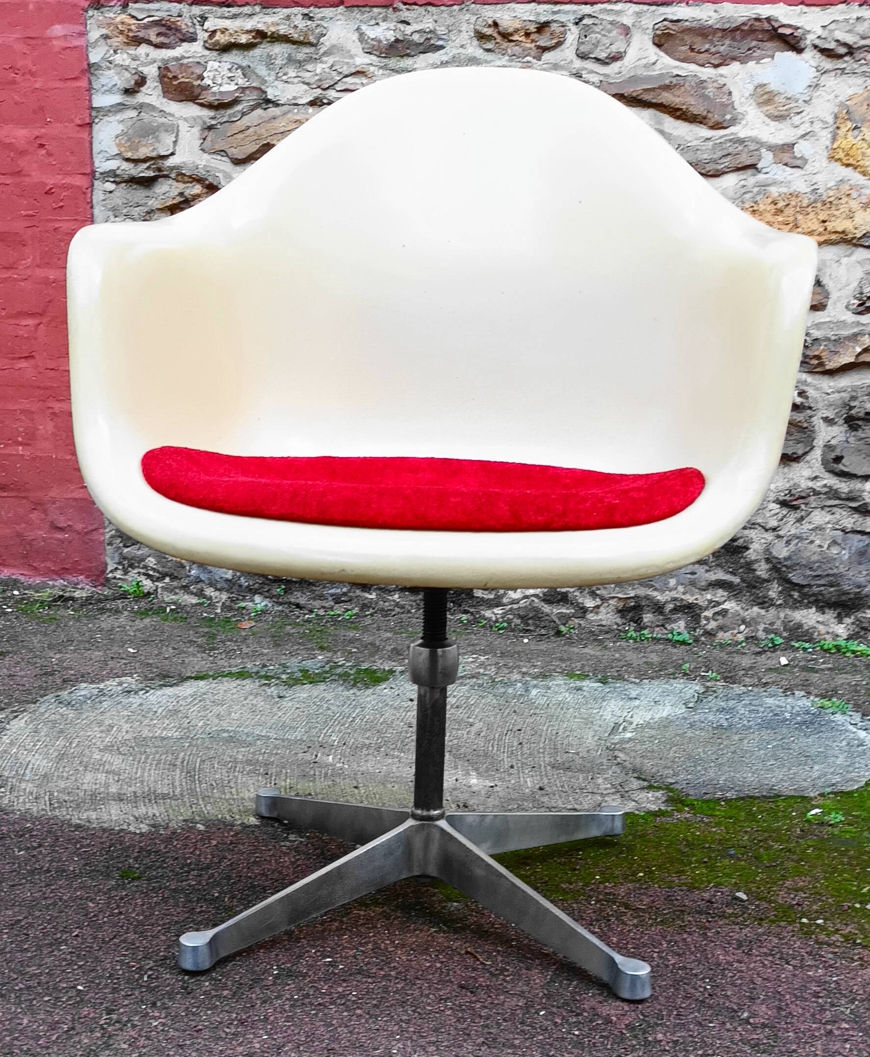 PAC office chair by Charles and Ray Eames for Herman Miller, 1960s.