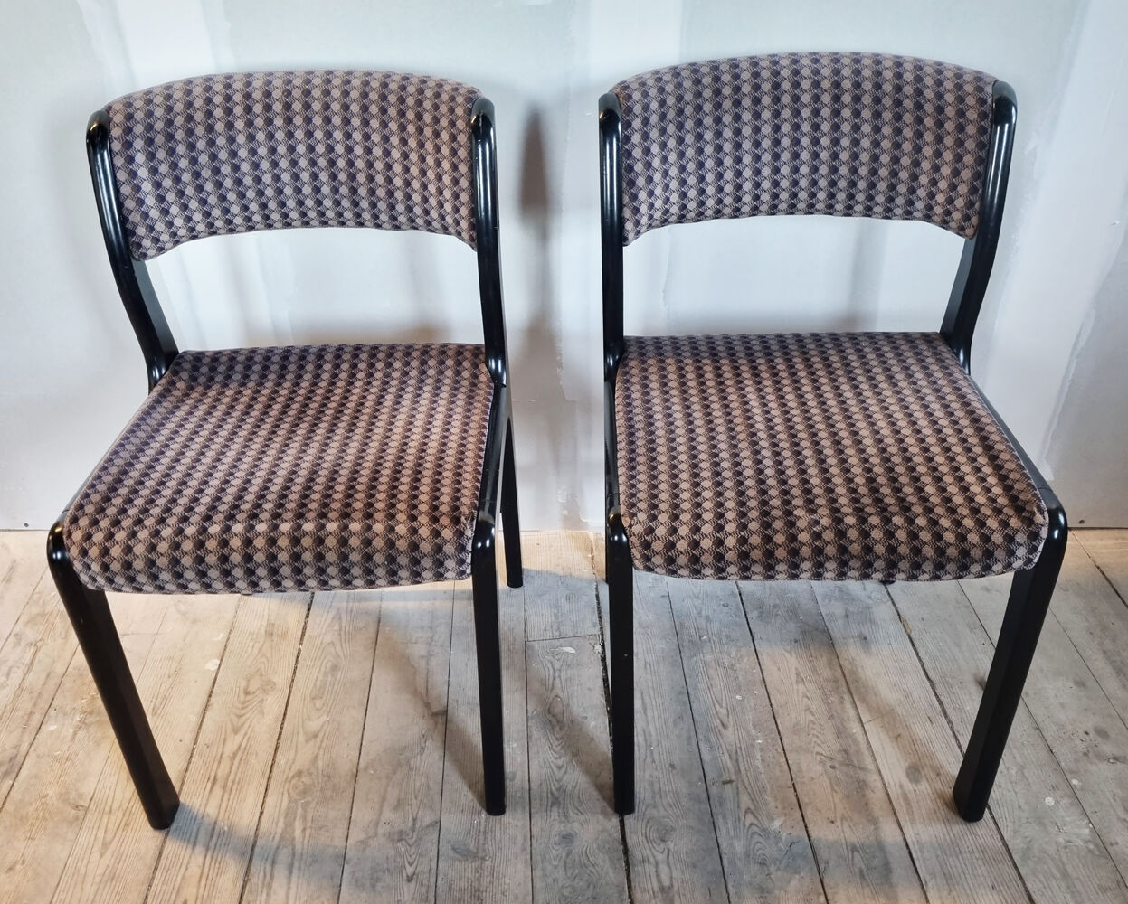 Paire de chaises esprit scandinave velours années 80