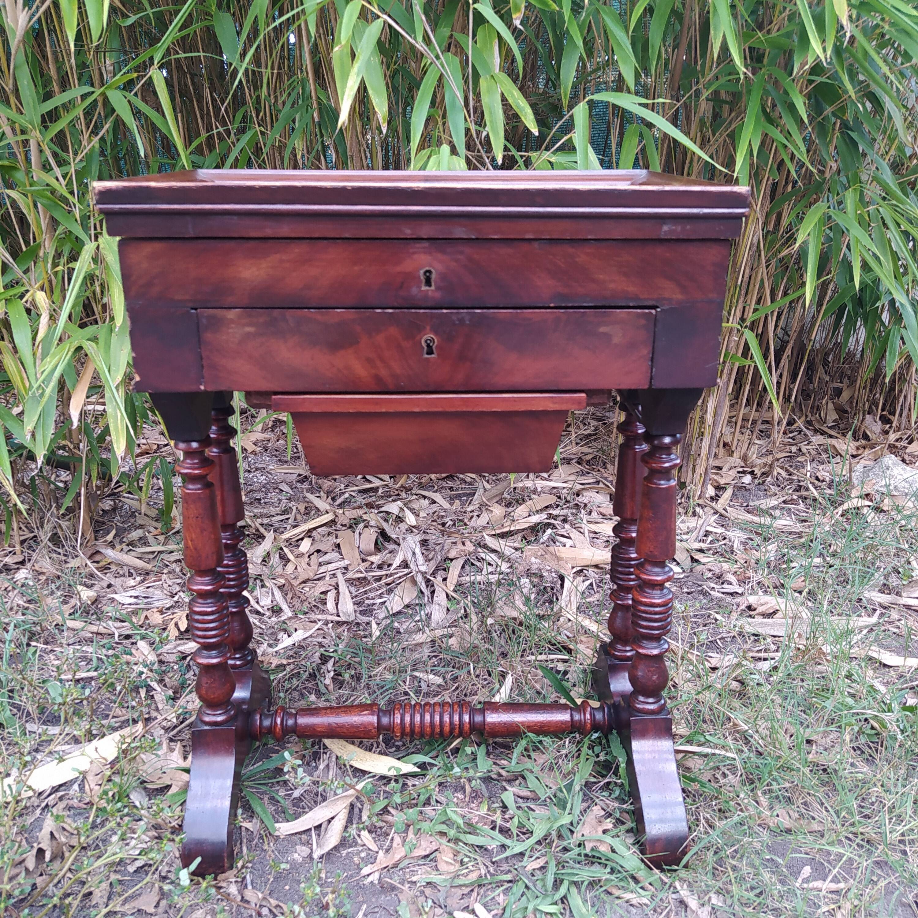 Travailleuse ou coiffeuse époque Louis Philippe