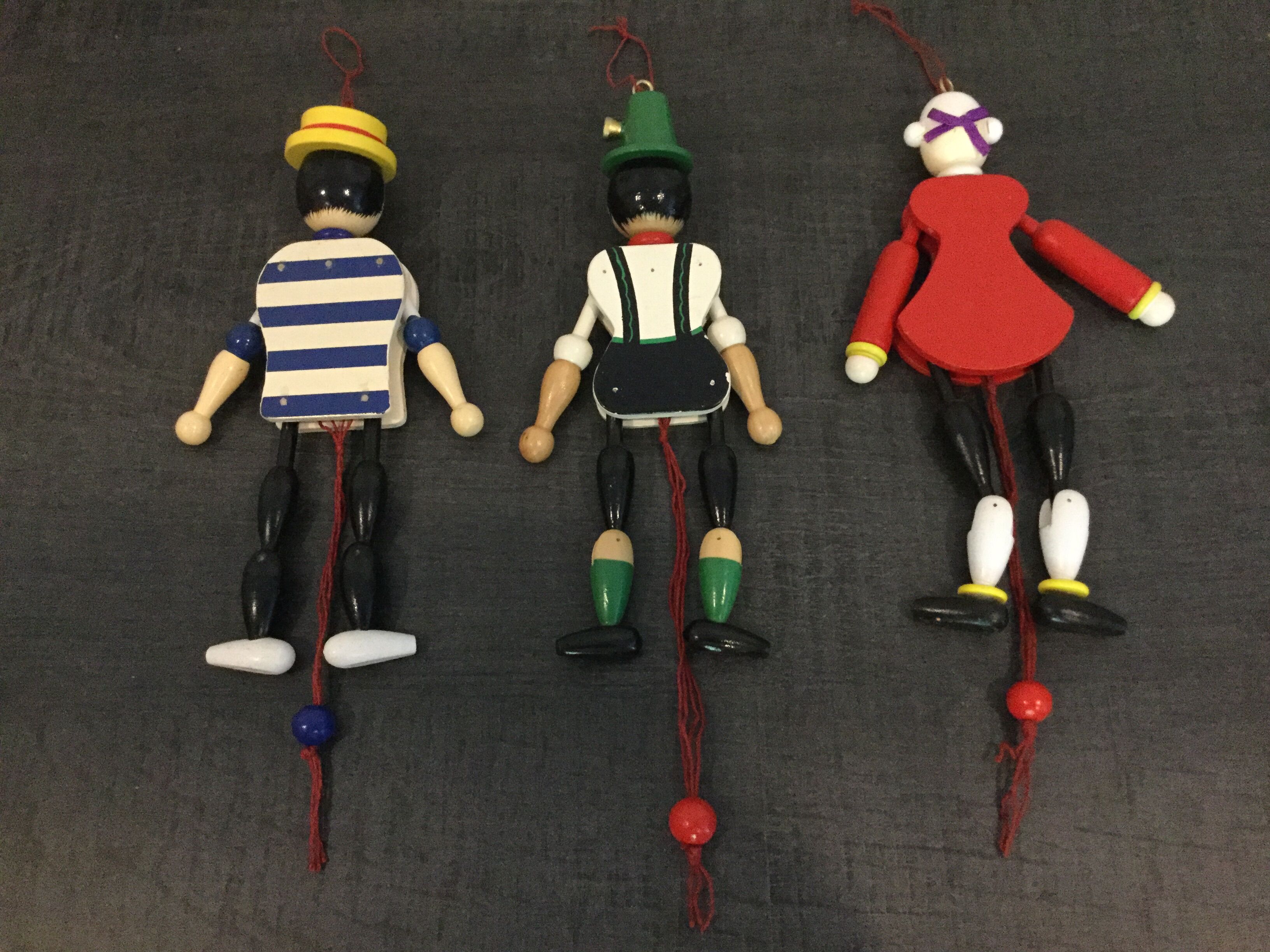 Articulated wooden pantins