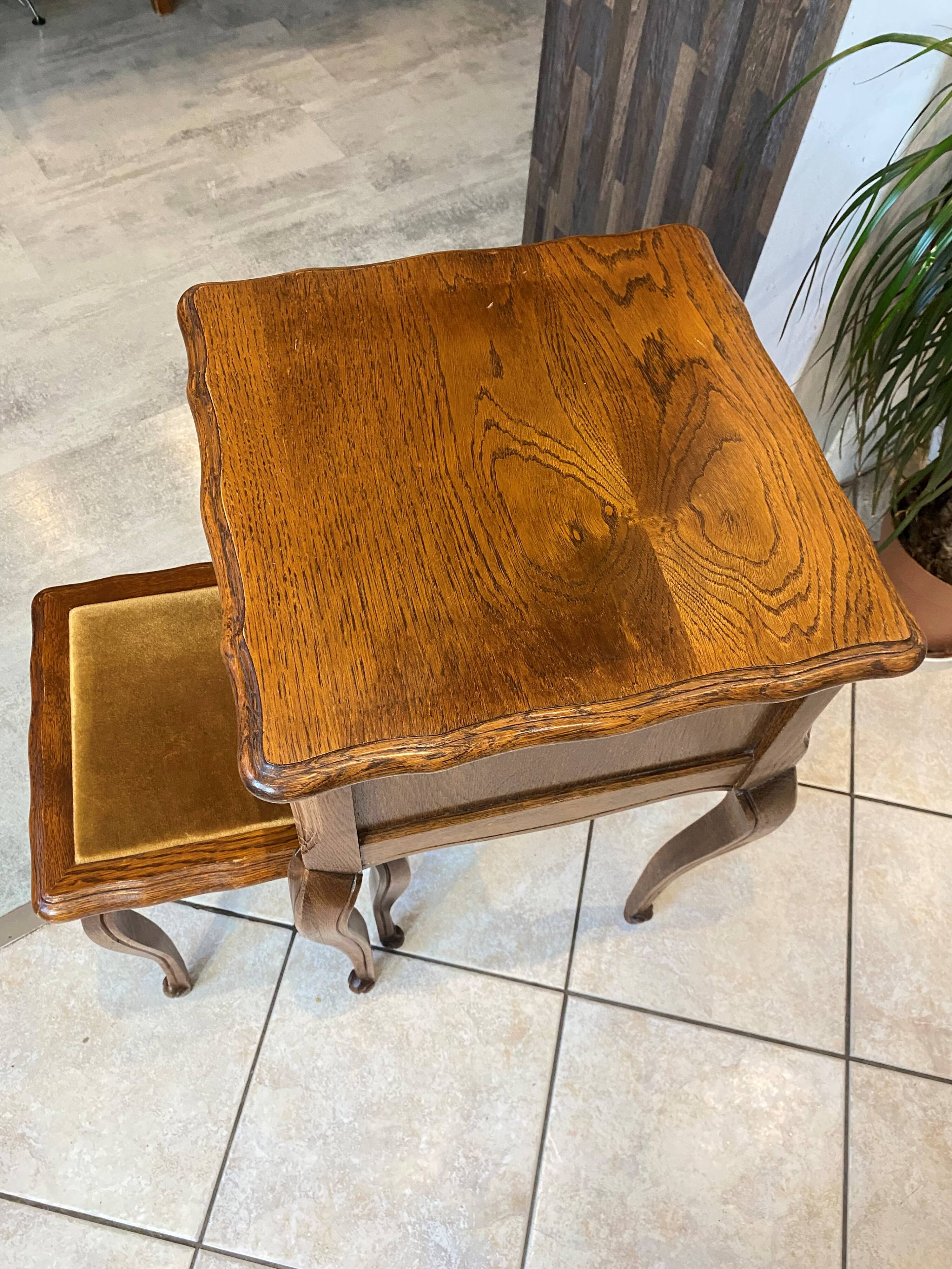 Gueridon set with gueridon and stool in solid oak in Louis XV style.