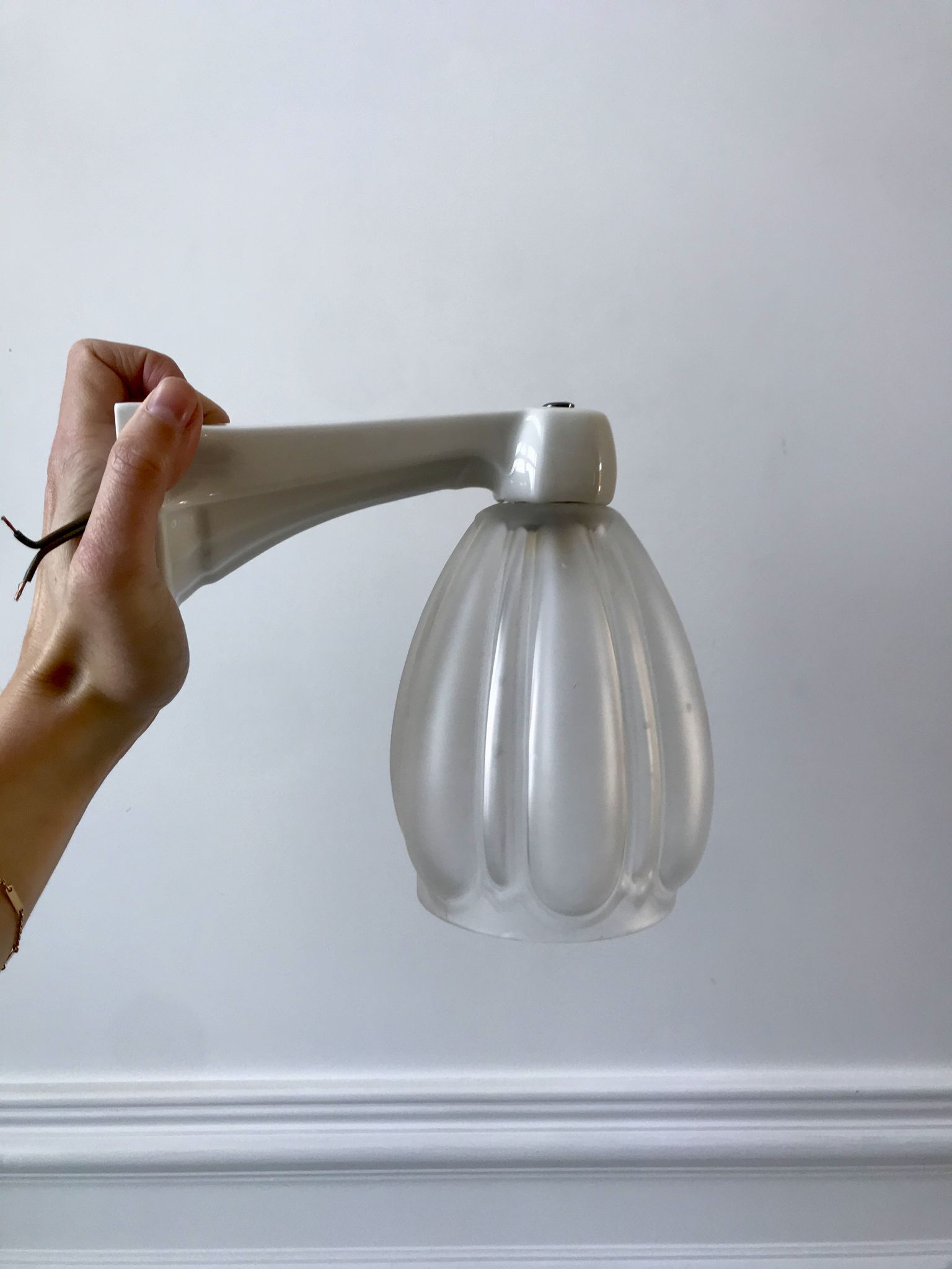 Art Deco wall lamp in molded glass and porcelain 30s