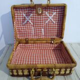 Vintage wicker malette picnic