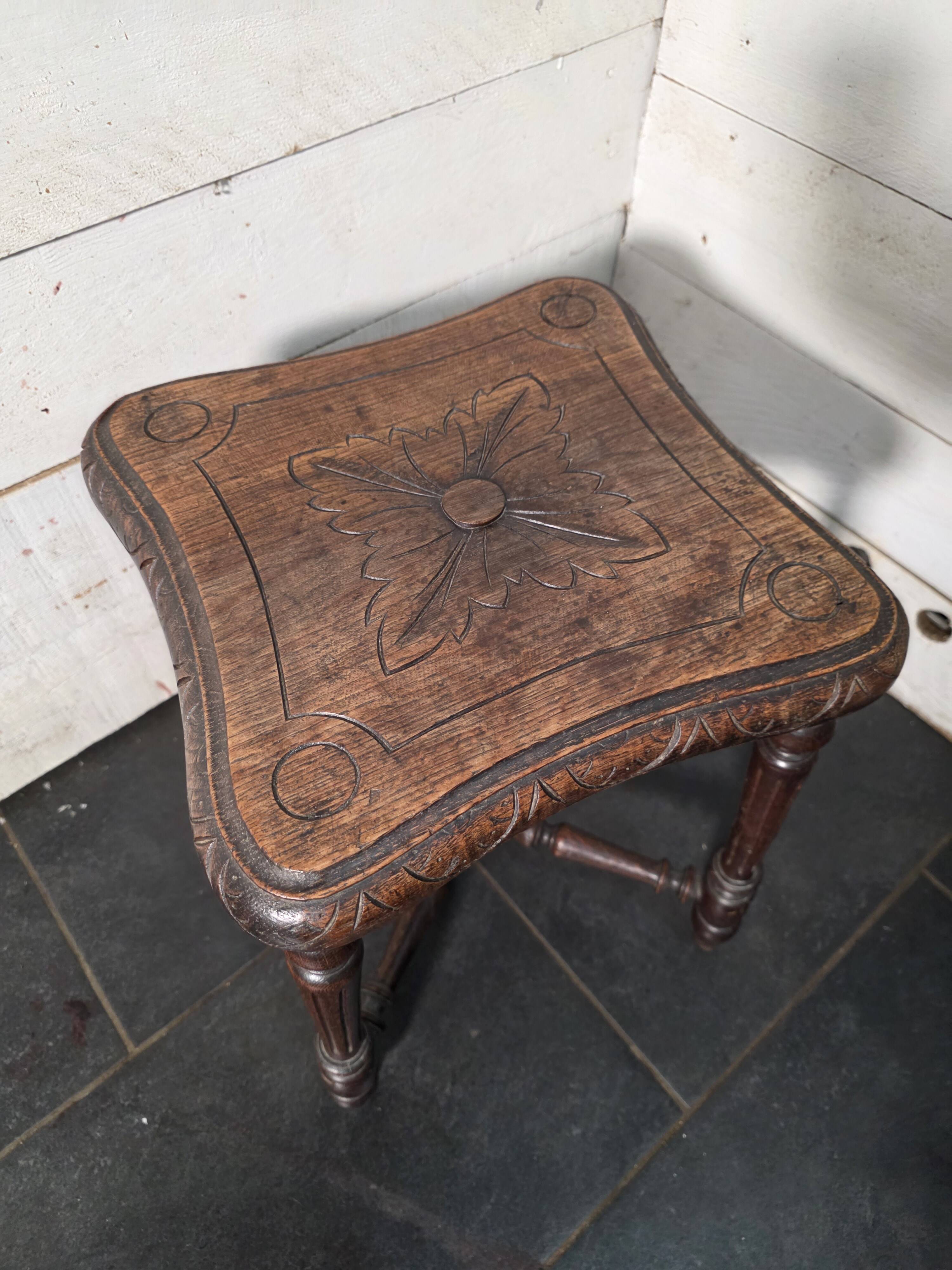 Tabouret ancien en bois sculpté en chêne massif