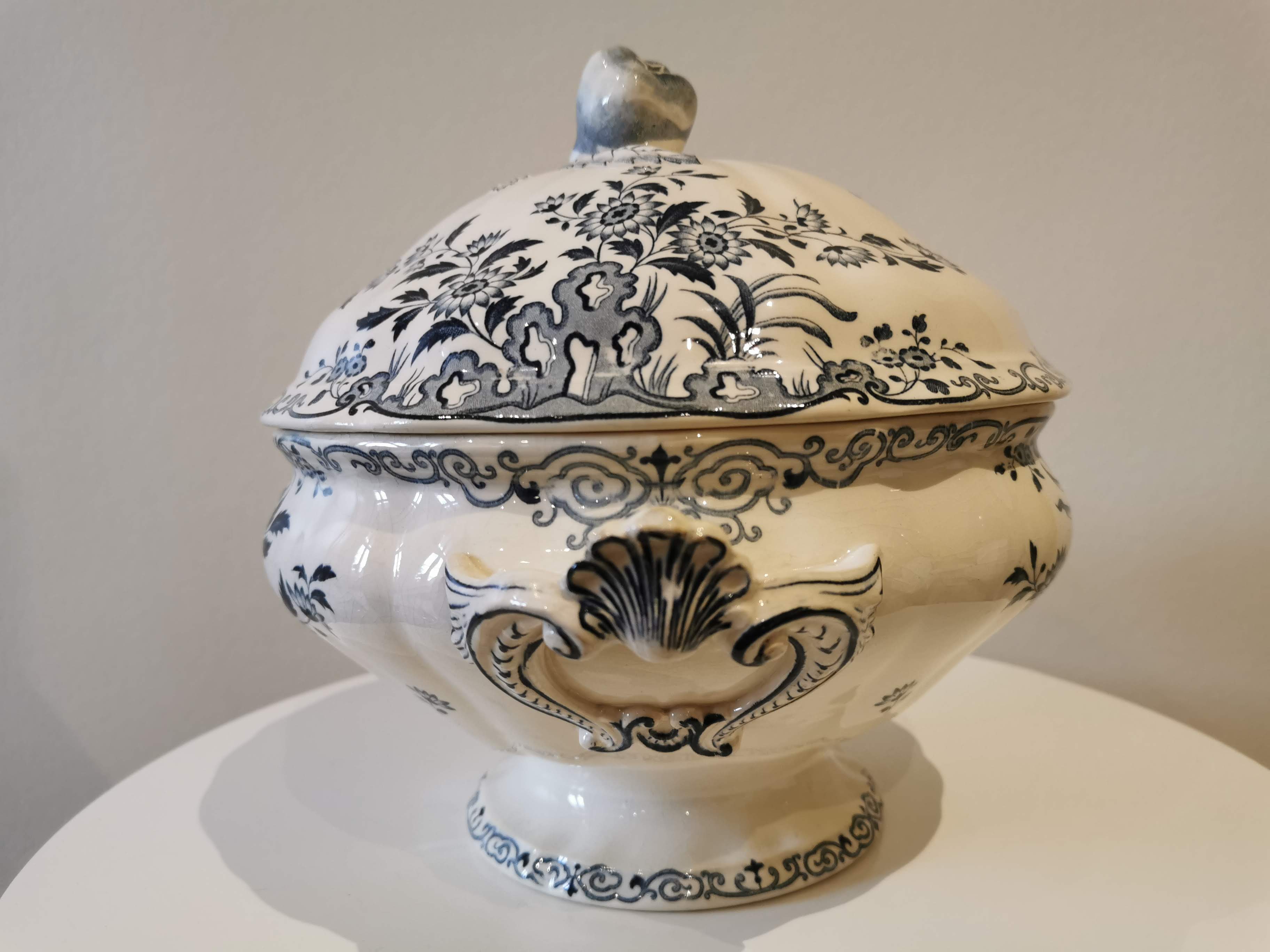Soup pot Sarreguemines late nineteenth early twentieth century