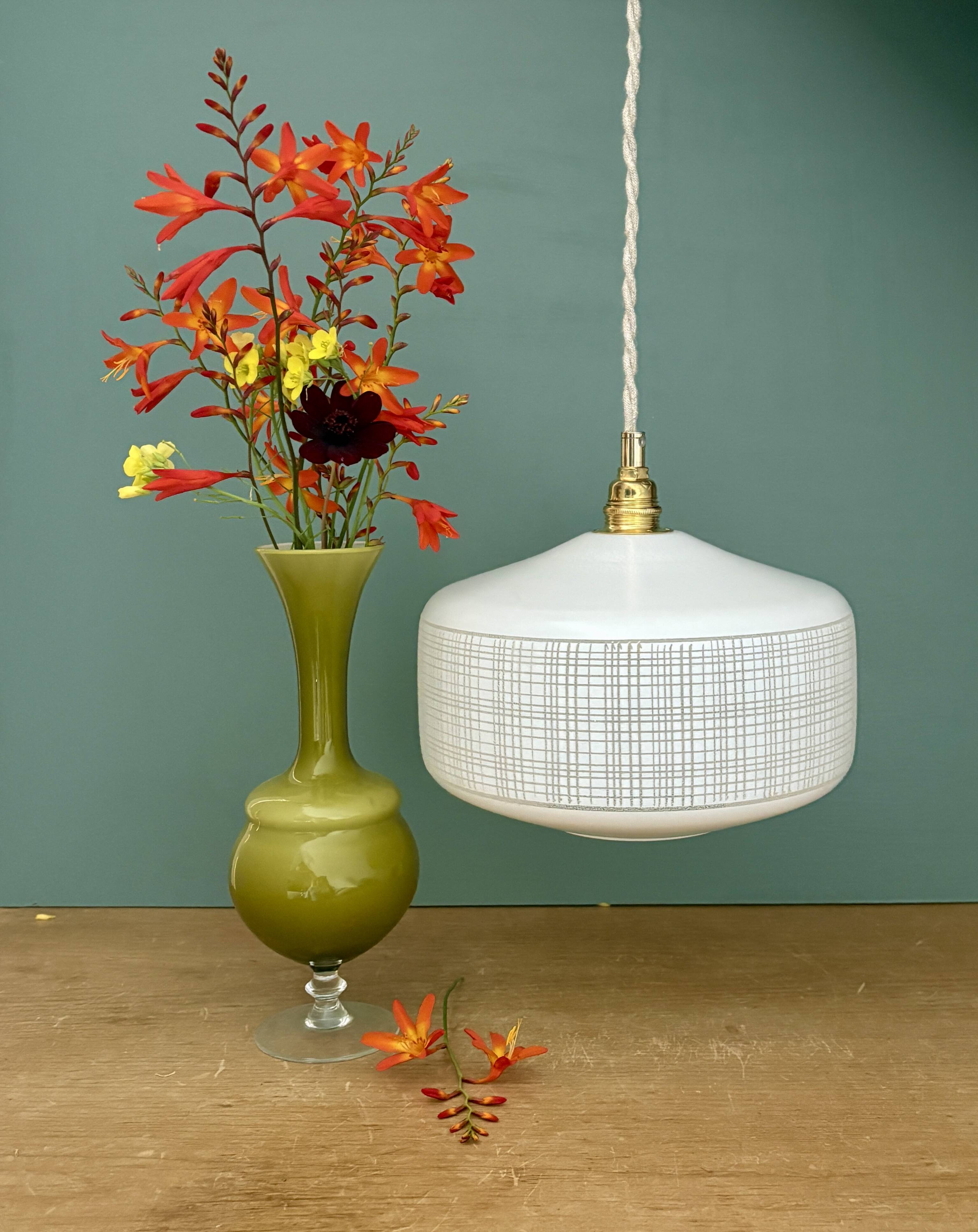 Suspension globe vintage en opaline blanche