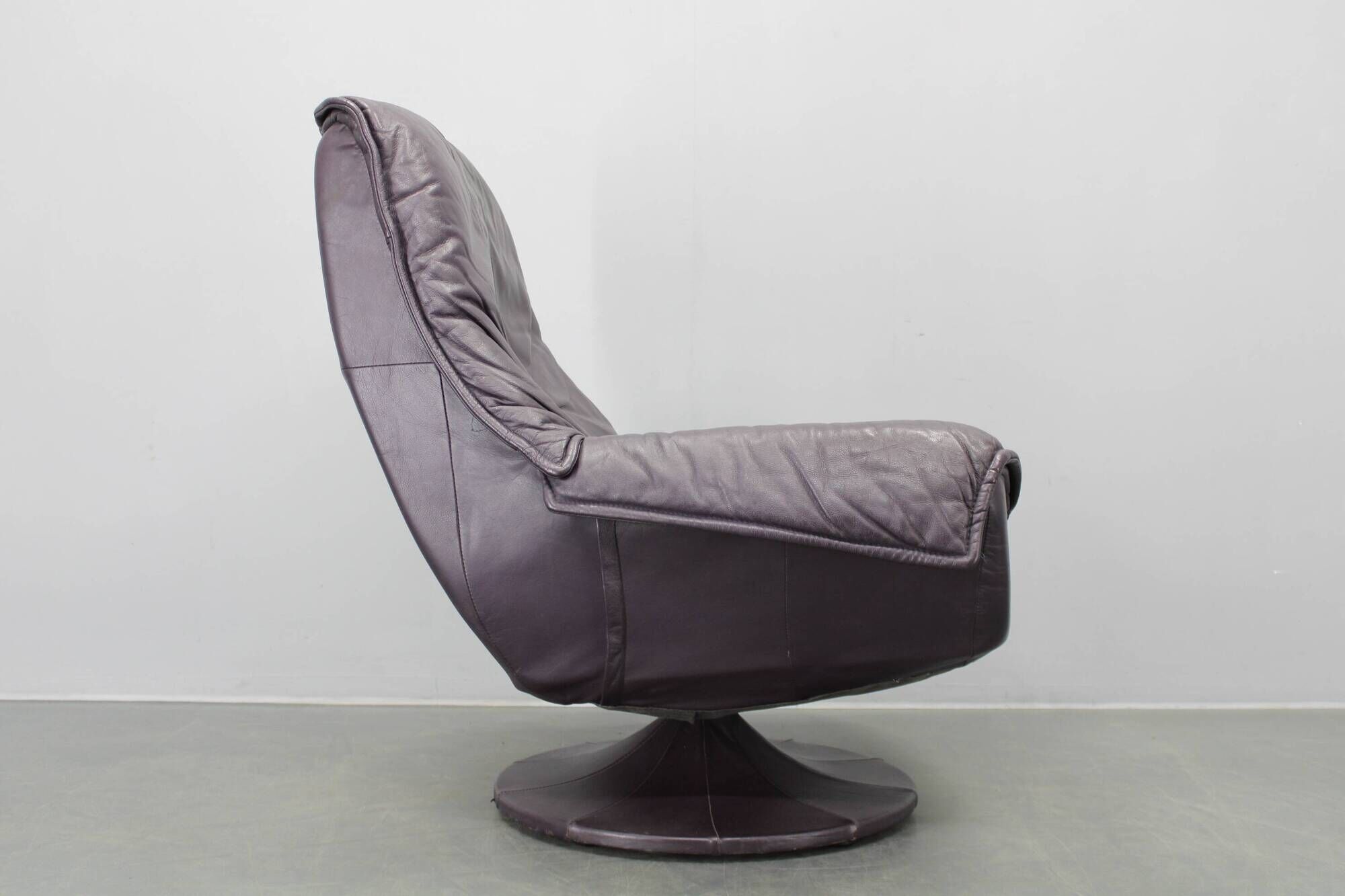 Italian dark purple leather swivel lounge chair, 1980s