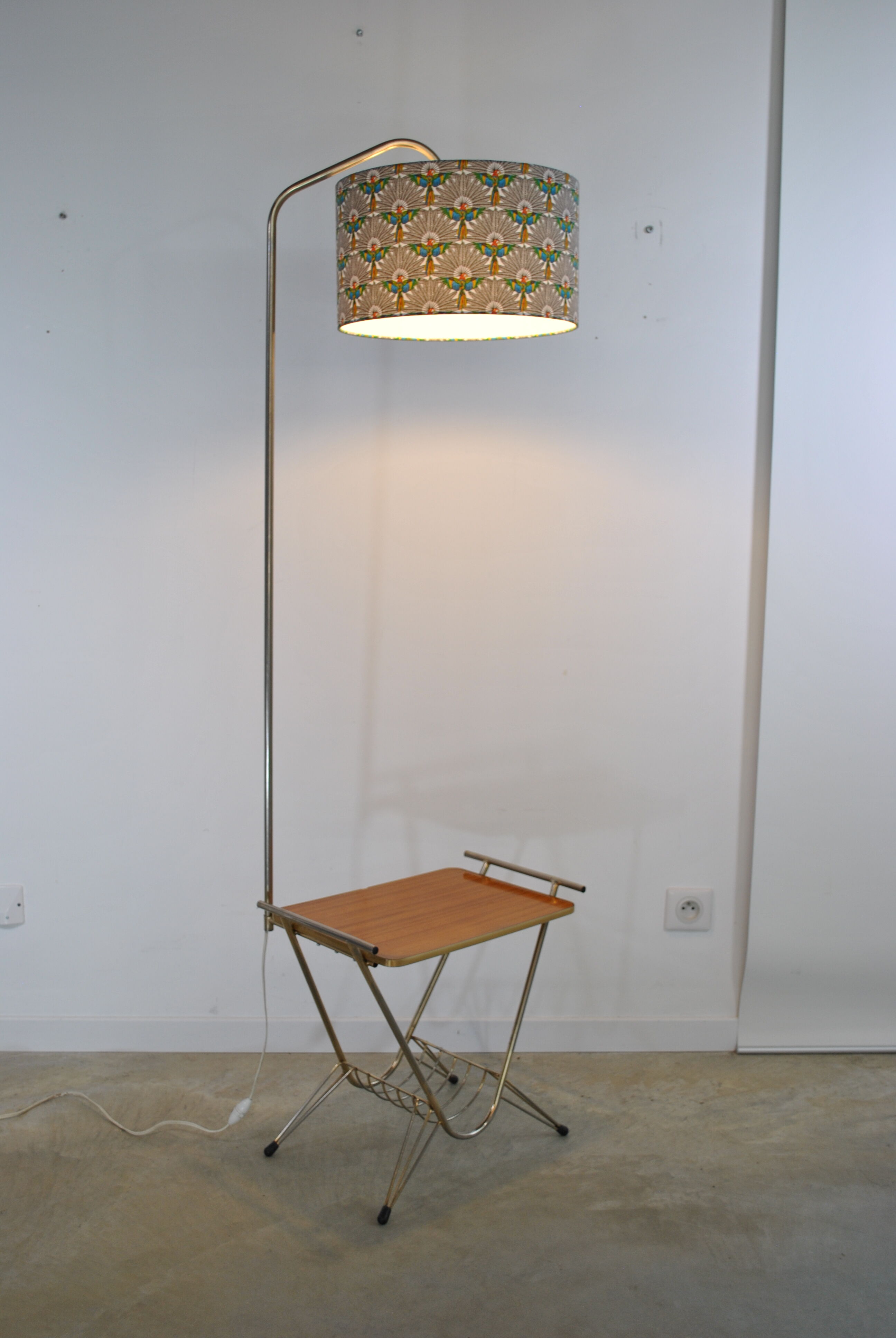 Smooth floor lamp magazine holder