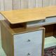 Bureau anglais des années 70 en chêne blond