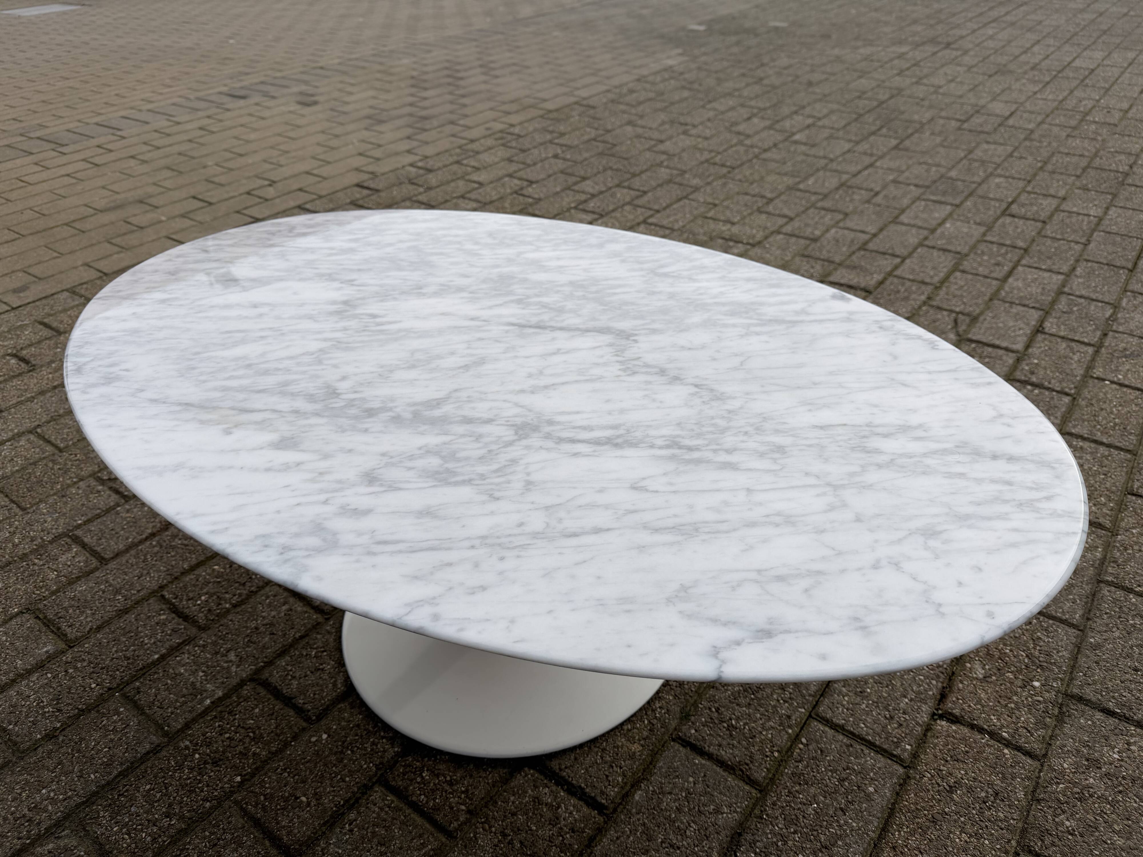 Original oval coffee table Knoll Tulip Eero Saarinen Carrara