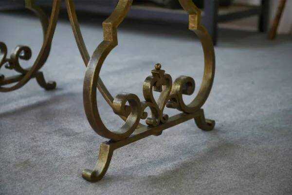 Table d’appoint piètement en fer forgé doré à la feuille attribuée à Gilbert Poillerat avec plateau en travertin 1940’s