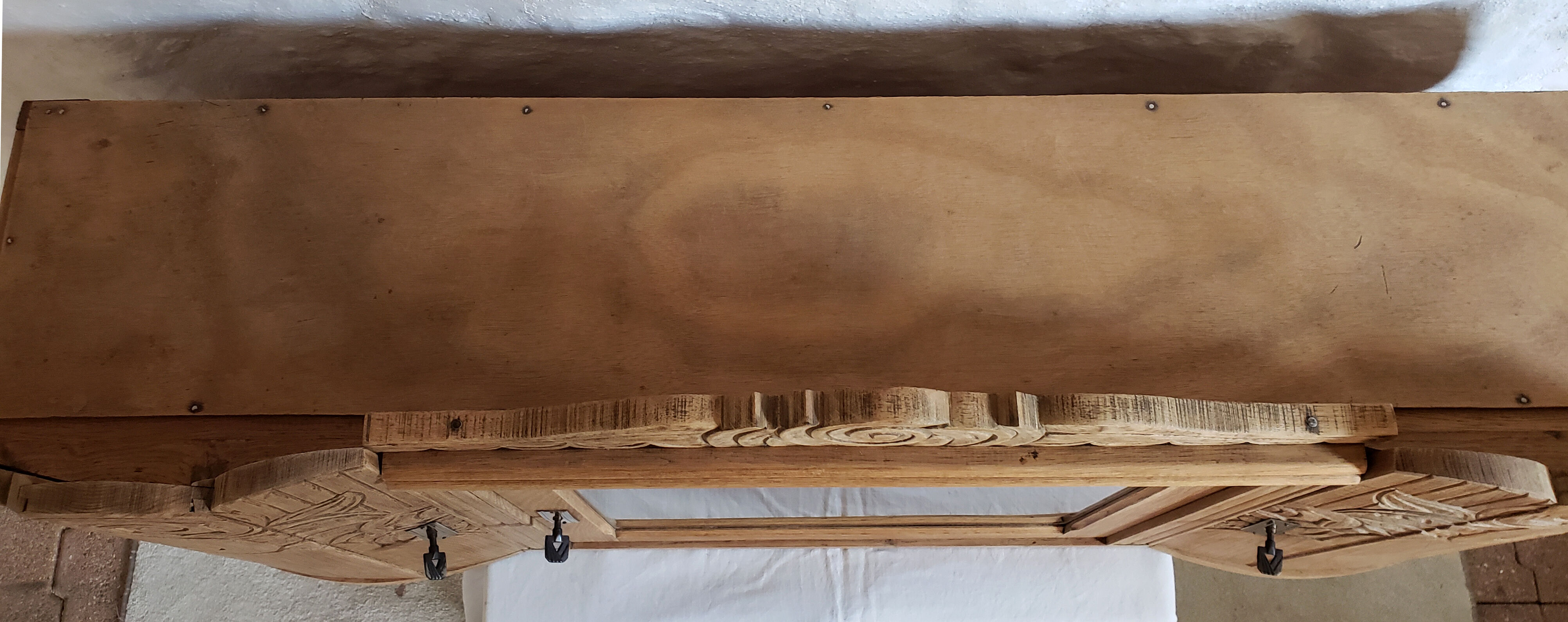 Art-deco wall showcase in raw oak