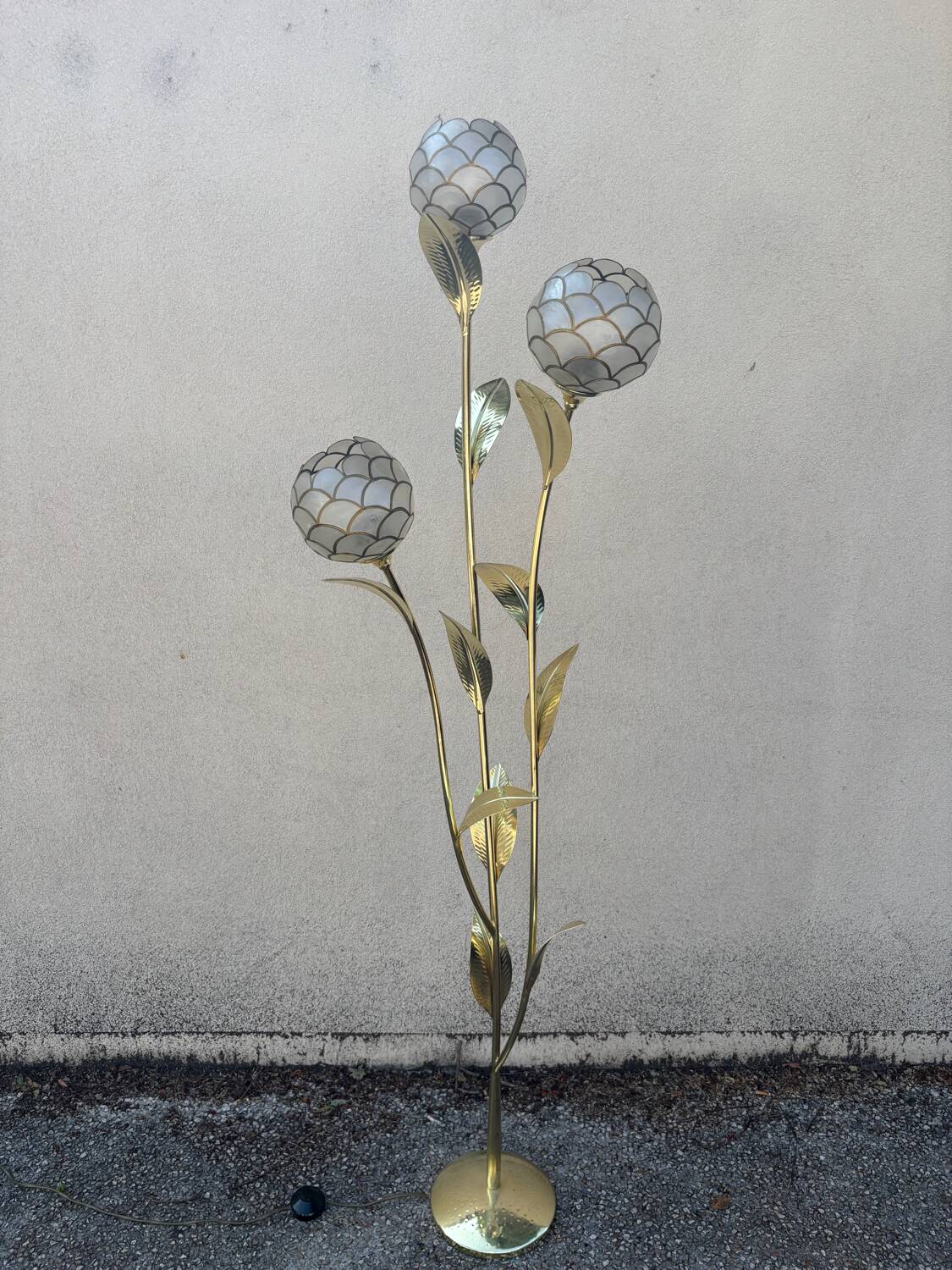 Floral floor lamp in brass and Capiz mother-of-pearl, 1970