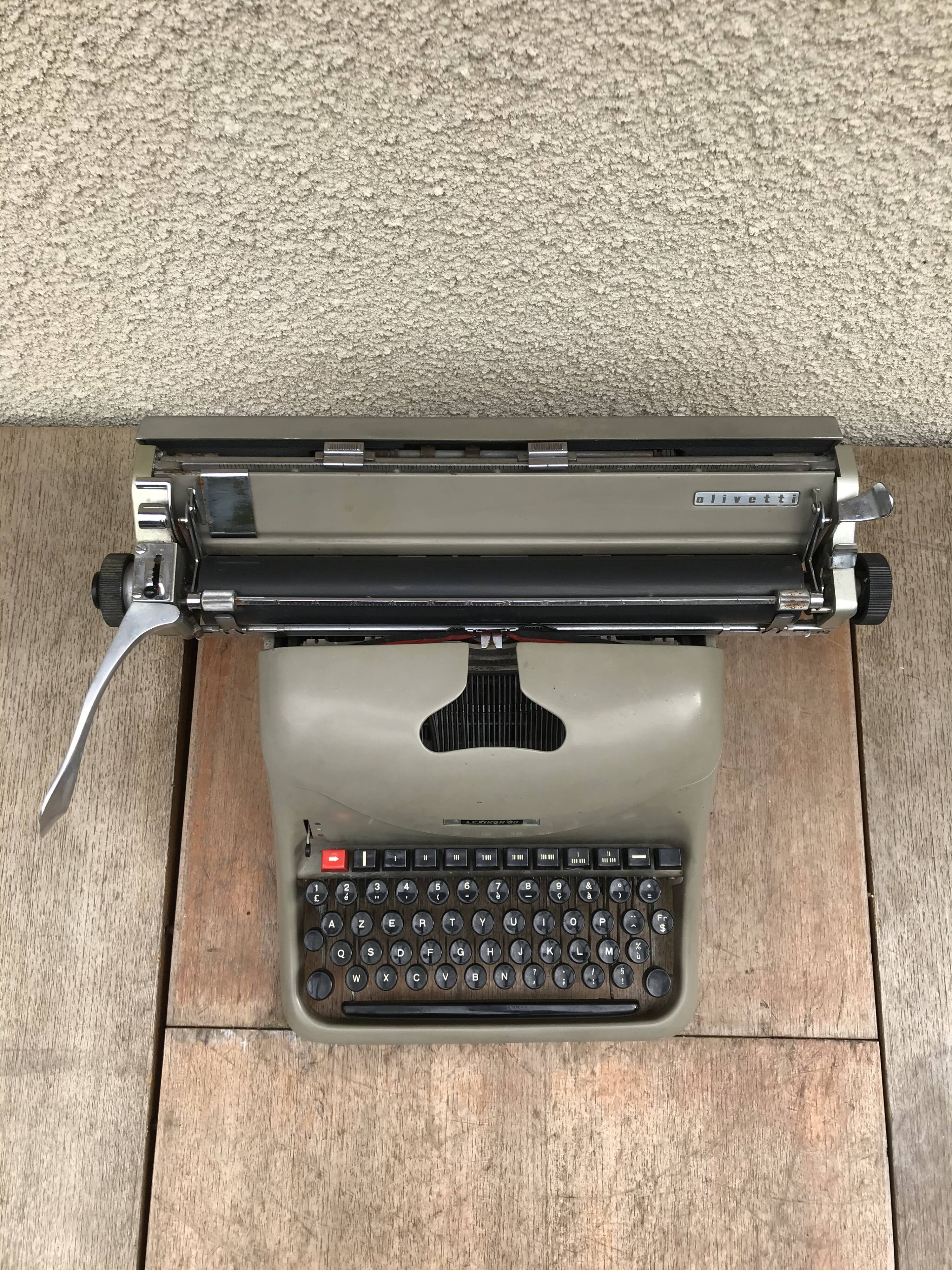 Machine à ecrire Olivetti Lexikon 80 métal gris avec housse vintage