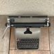 Machine à ecrire Olivetti Lexikon 80 métal gris avec housse vintage