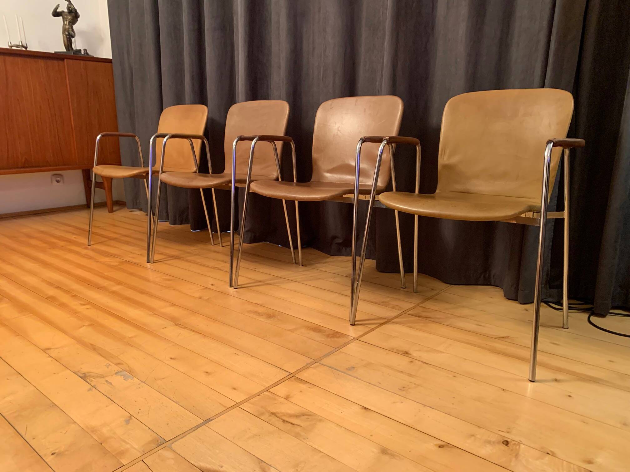 Ensemble de quatre chaises, Italie, années 1960