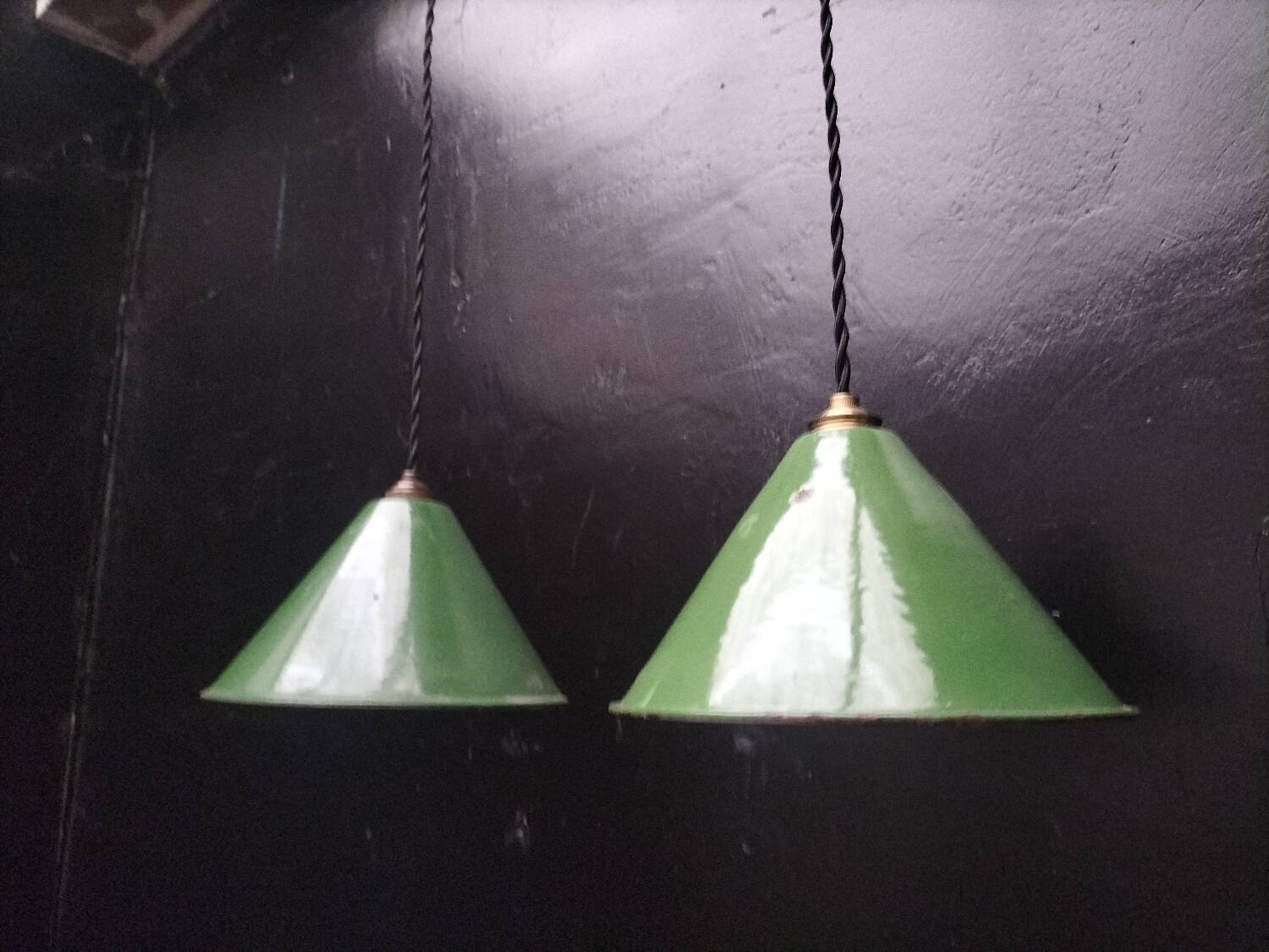 2 suspensions with enamelled sheet metal cones