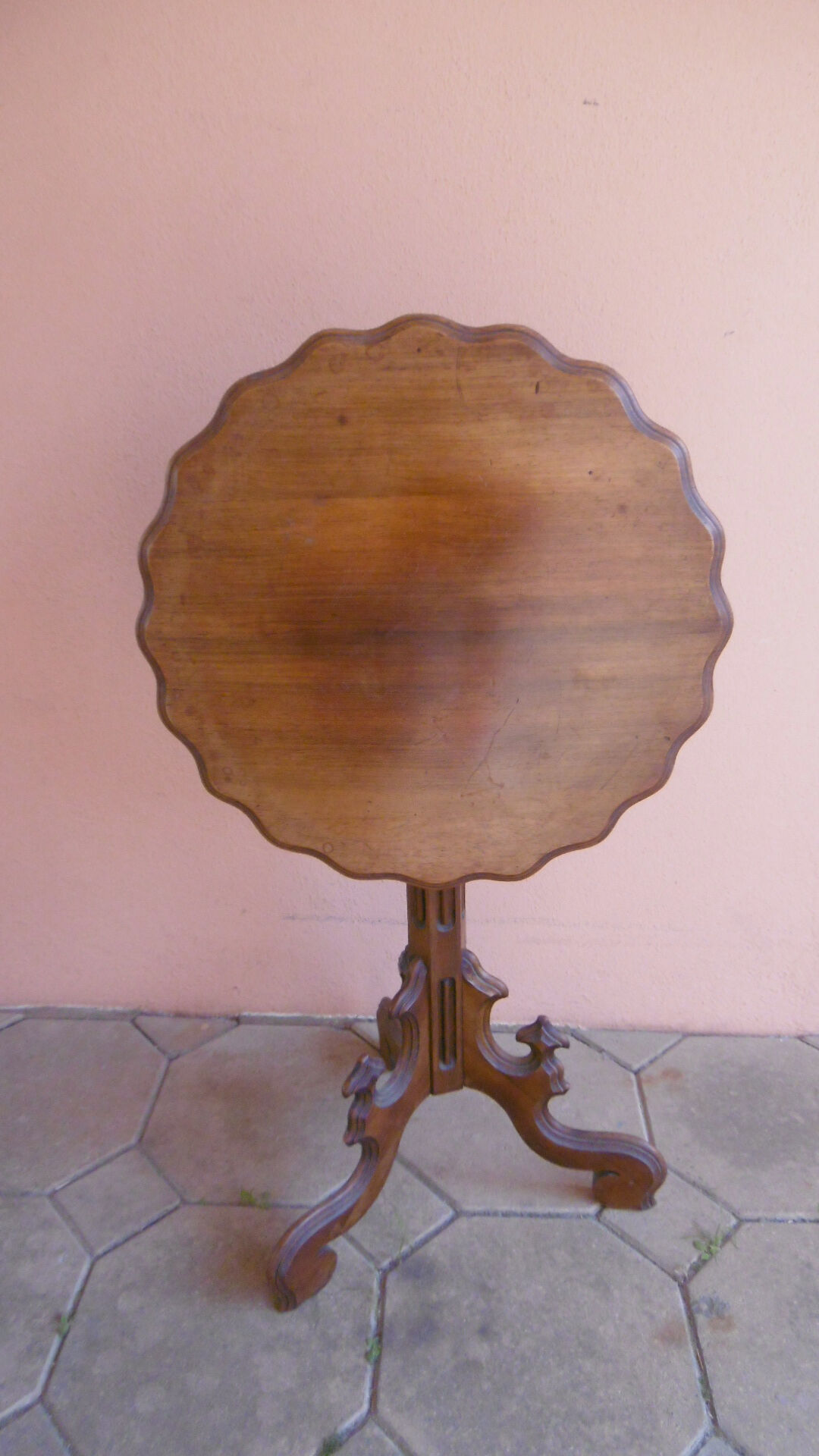 Gueridon table with folding top