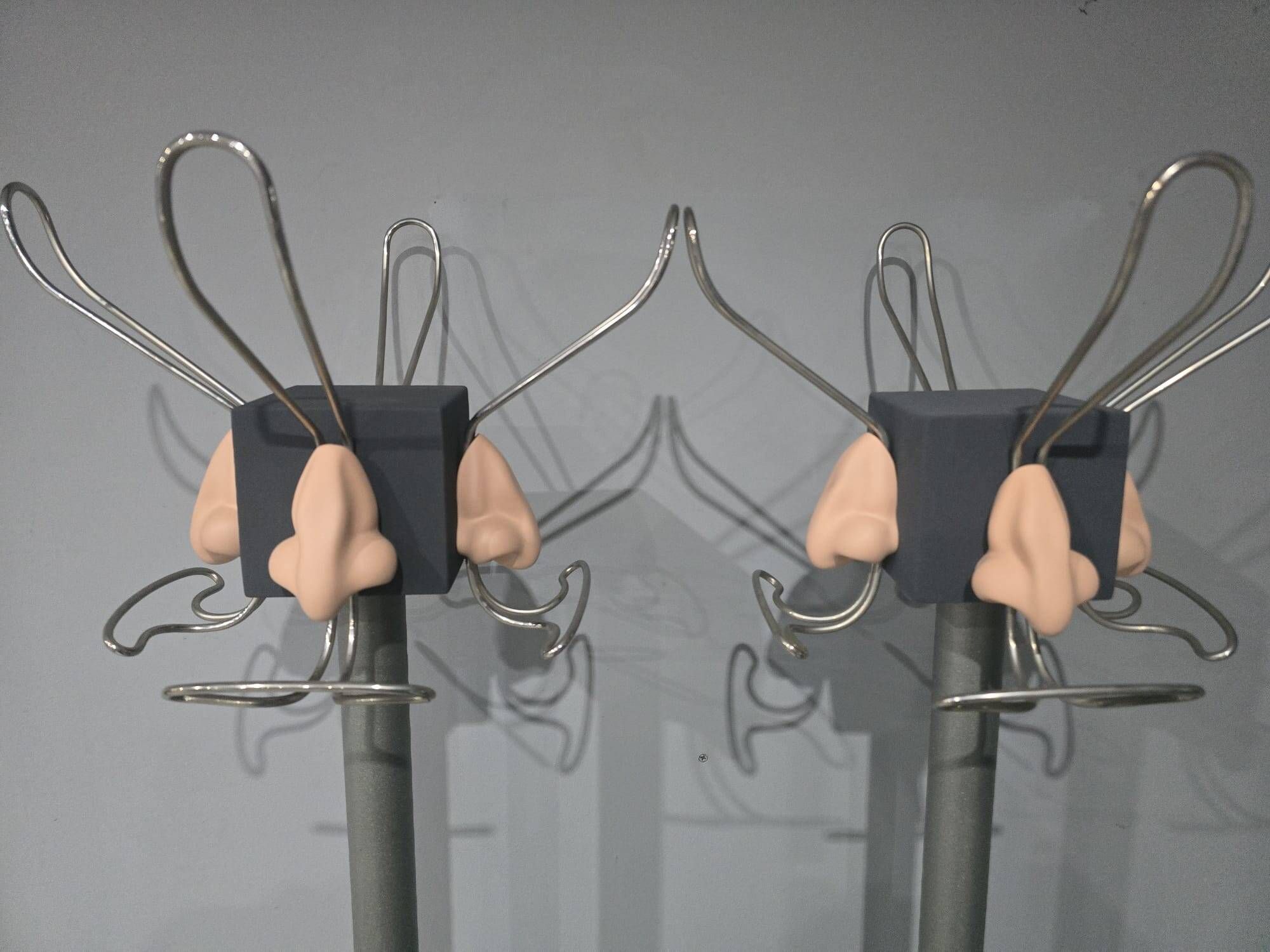 Rare pair of sculptural coat hooks "Homage to Magritte" – Antartidee,