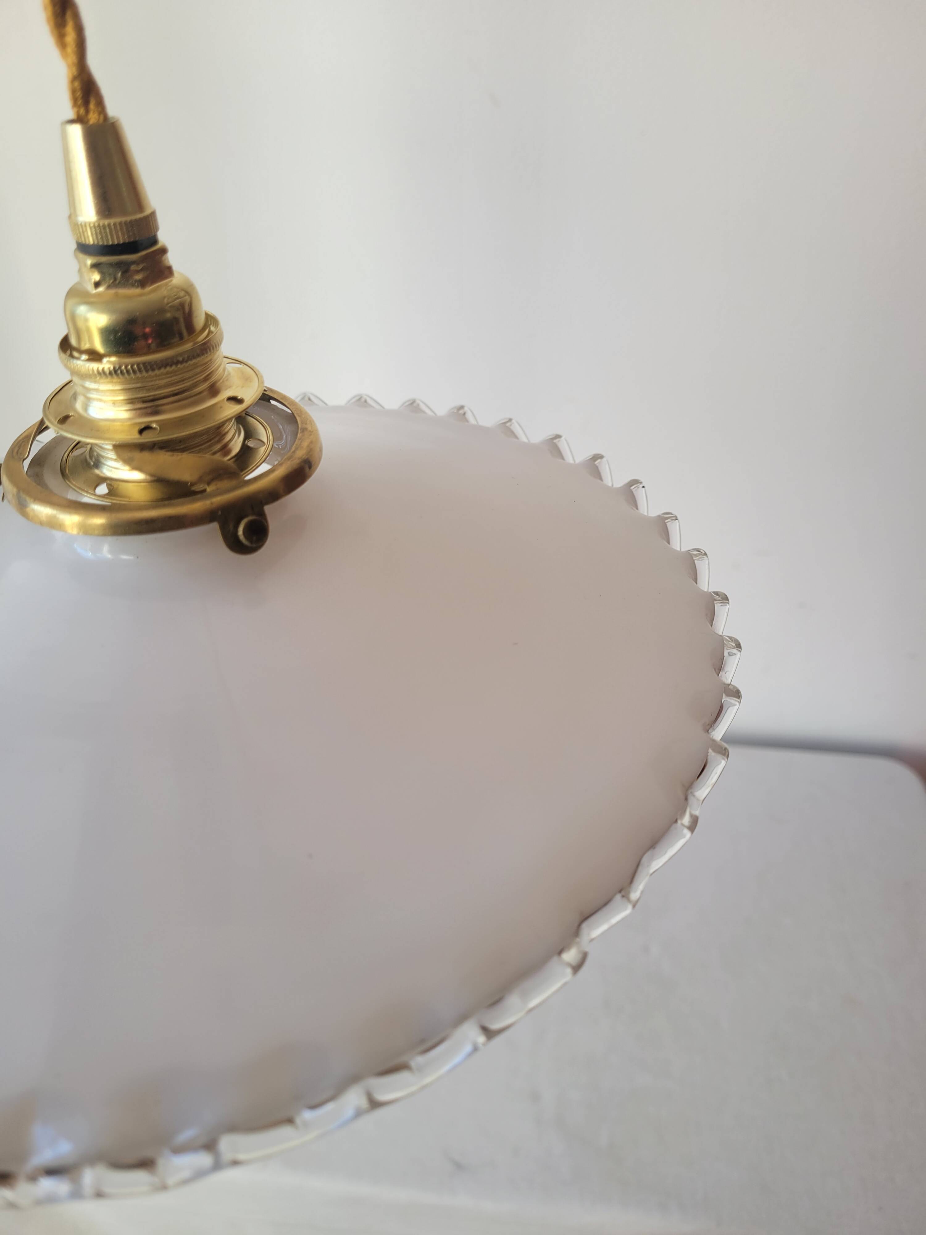 Pendant in serrated opaline
