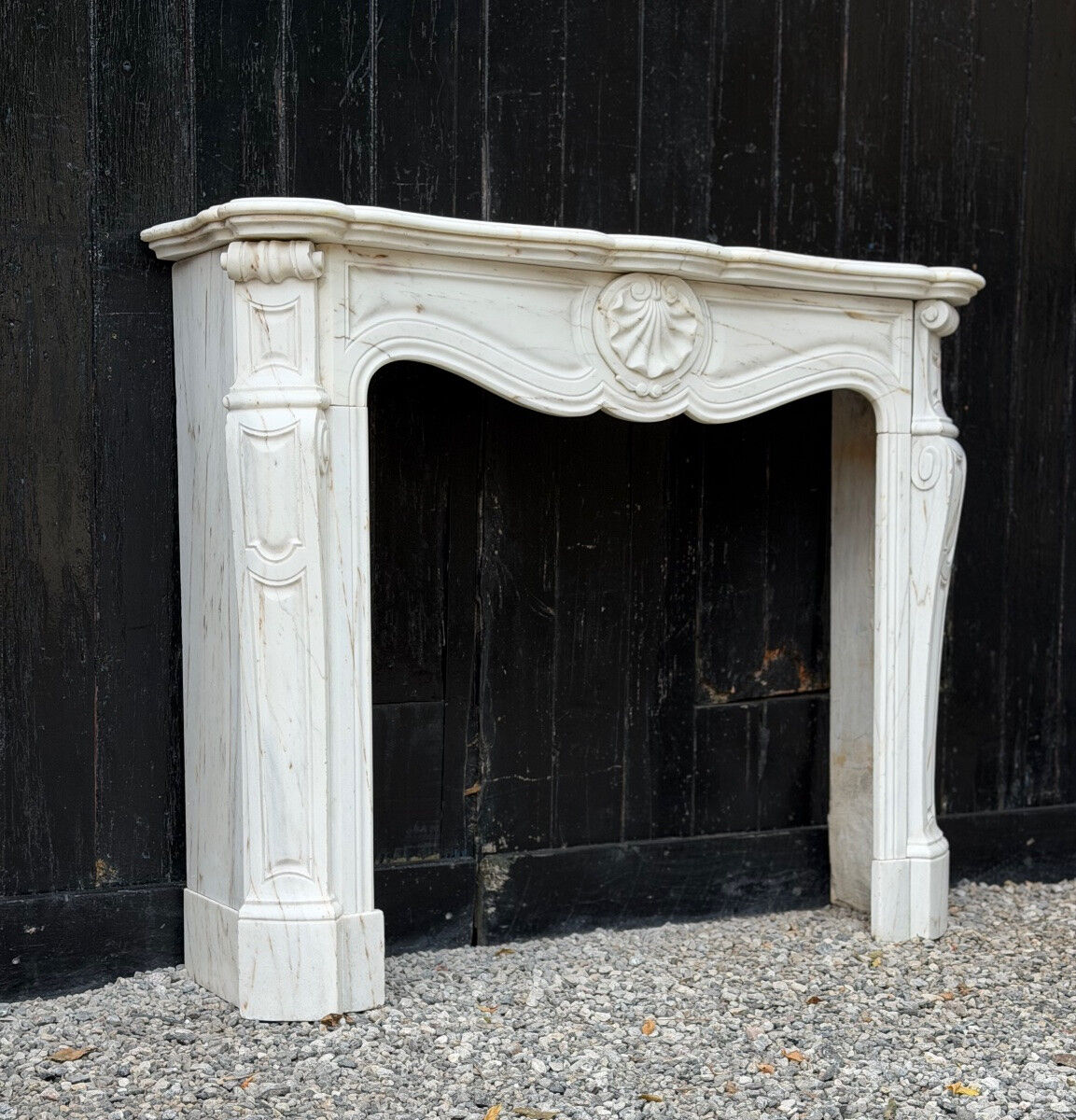 Cheminée de style Louis XV en marbre calacatta vers 1900