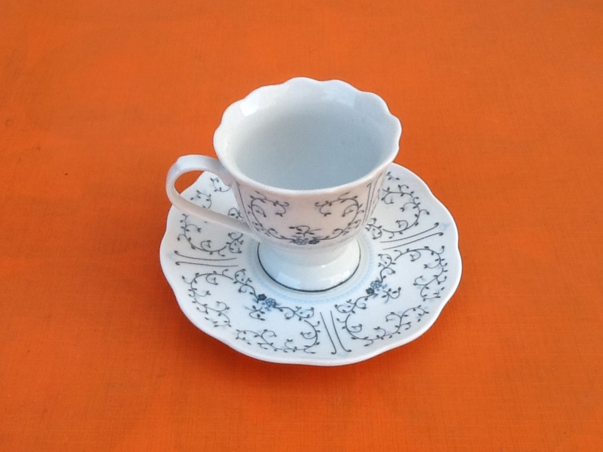 4 Cups / Saucers (shower foot) Coffee Porcelain arabesque décor / flowers