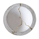 Coupe en béton, teintée cirée, incrustée de coulures à la feuille d'or dans une inspiration Kintsugi