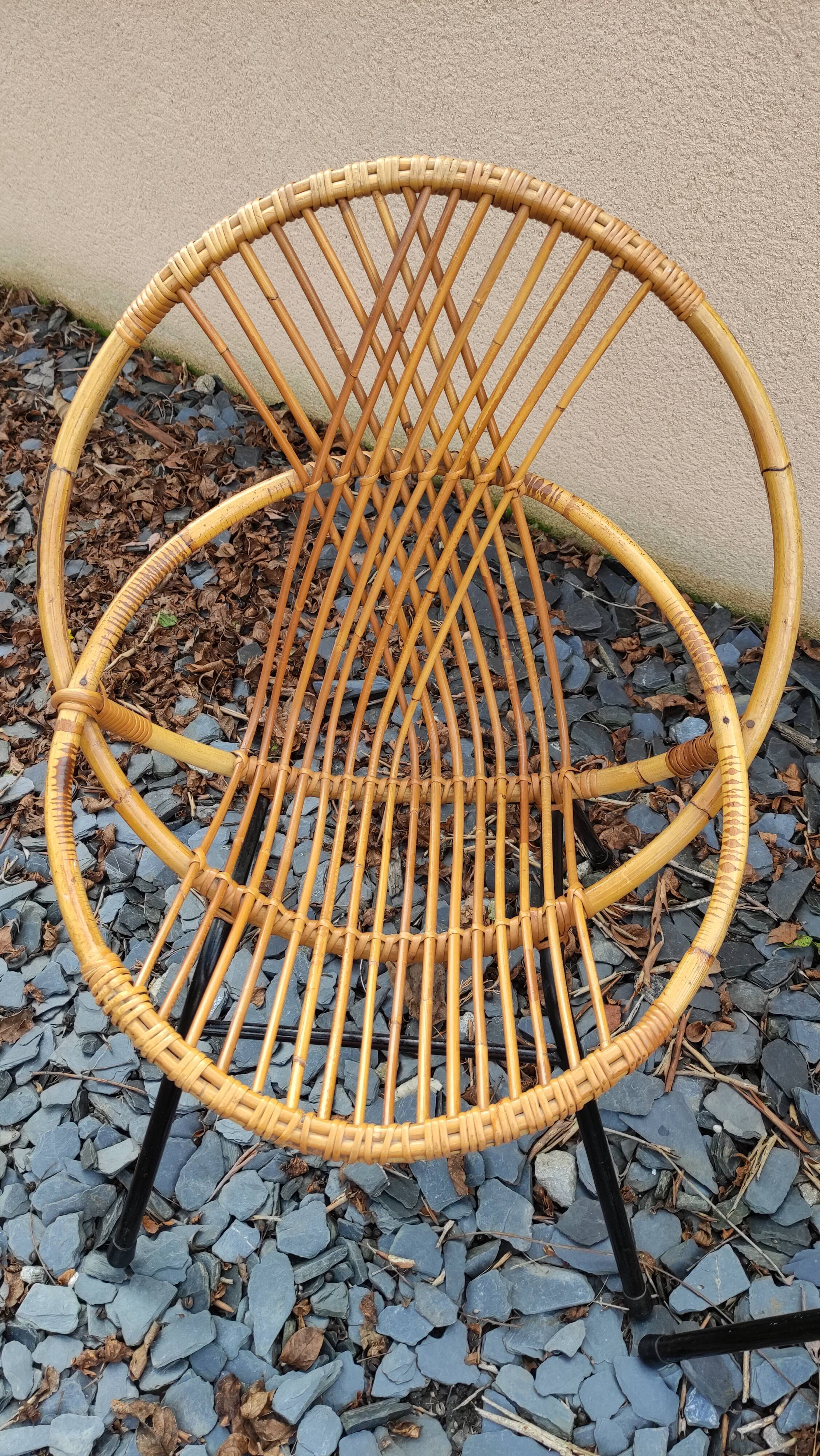 Paire de fauteuils coquilles ou corbeille en rotin tressé, pieds en métal