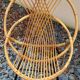 Paire de fauteuils coquilles ou corbeille en rotin tressé, pieds en métal