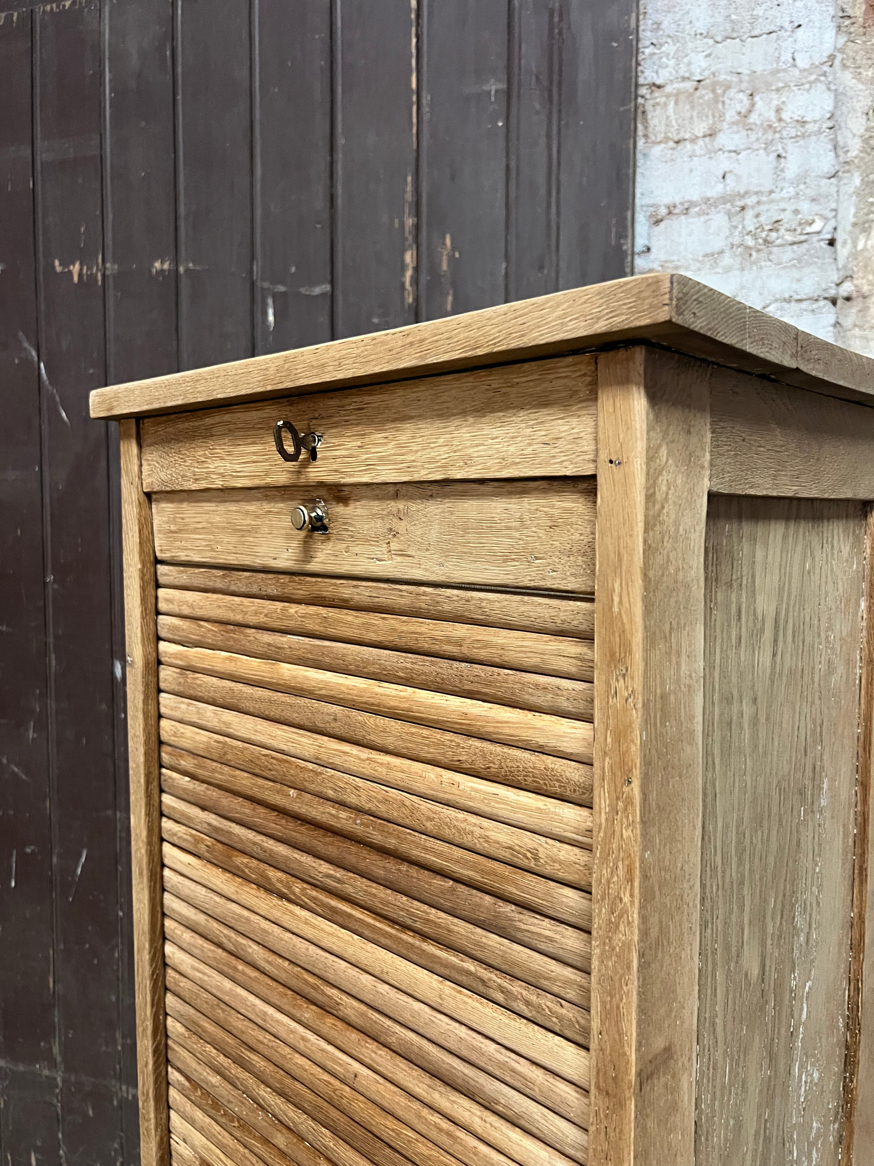 Curtain filing cabinet, one column