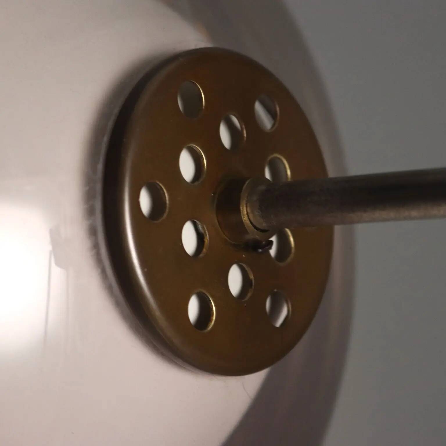 Vintage floor lamp in brass and enamelled metal, design, Italy, 1960s