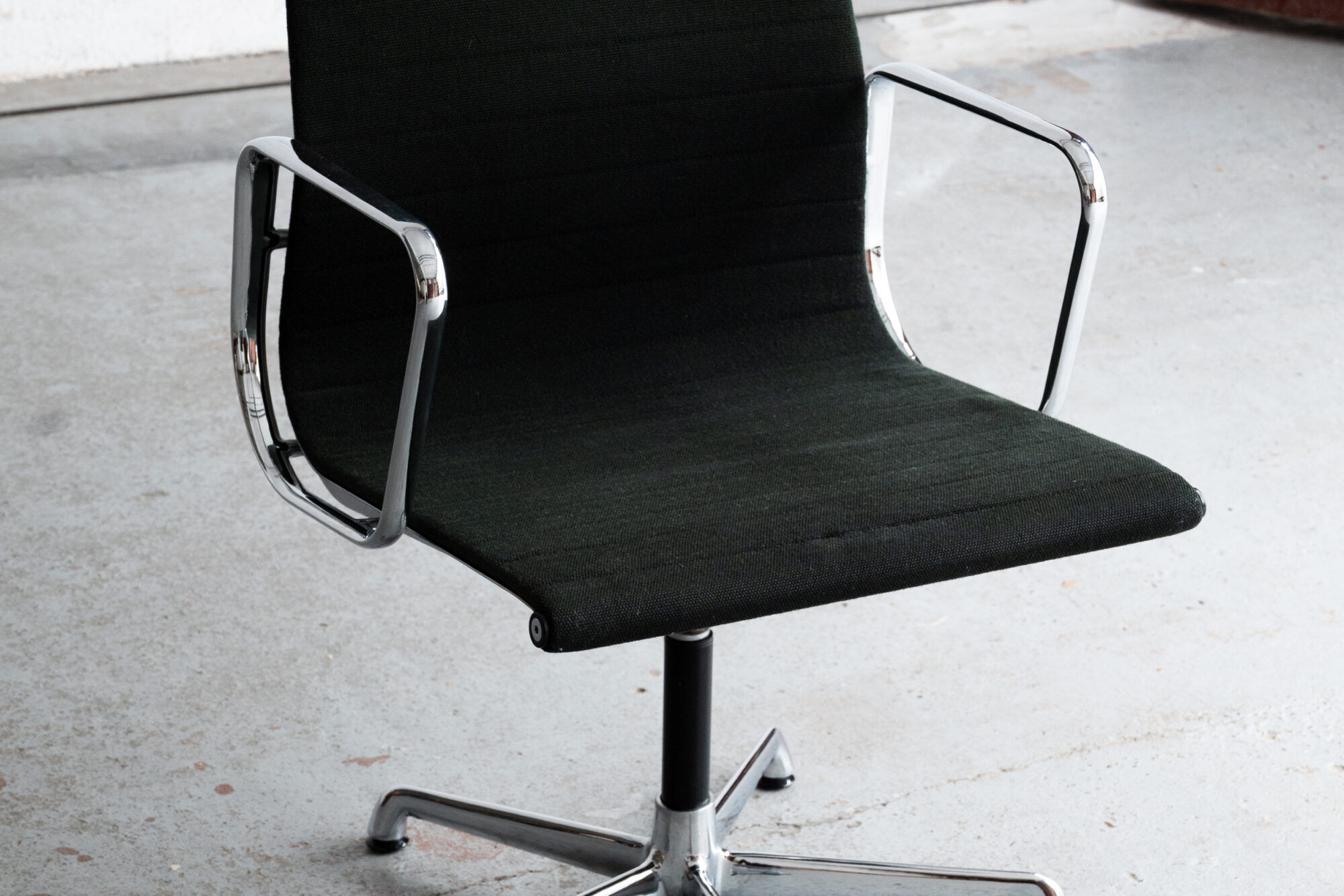 Paire de chaises de bureau ‘EA108’ par Charles & Ray Eames