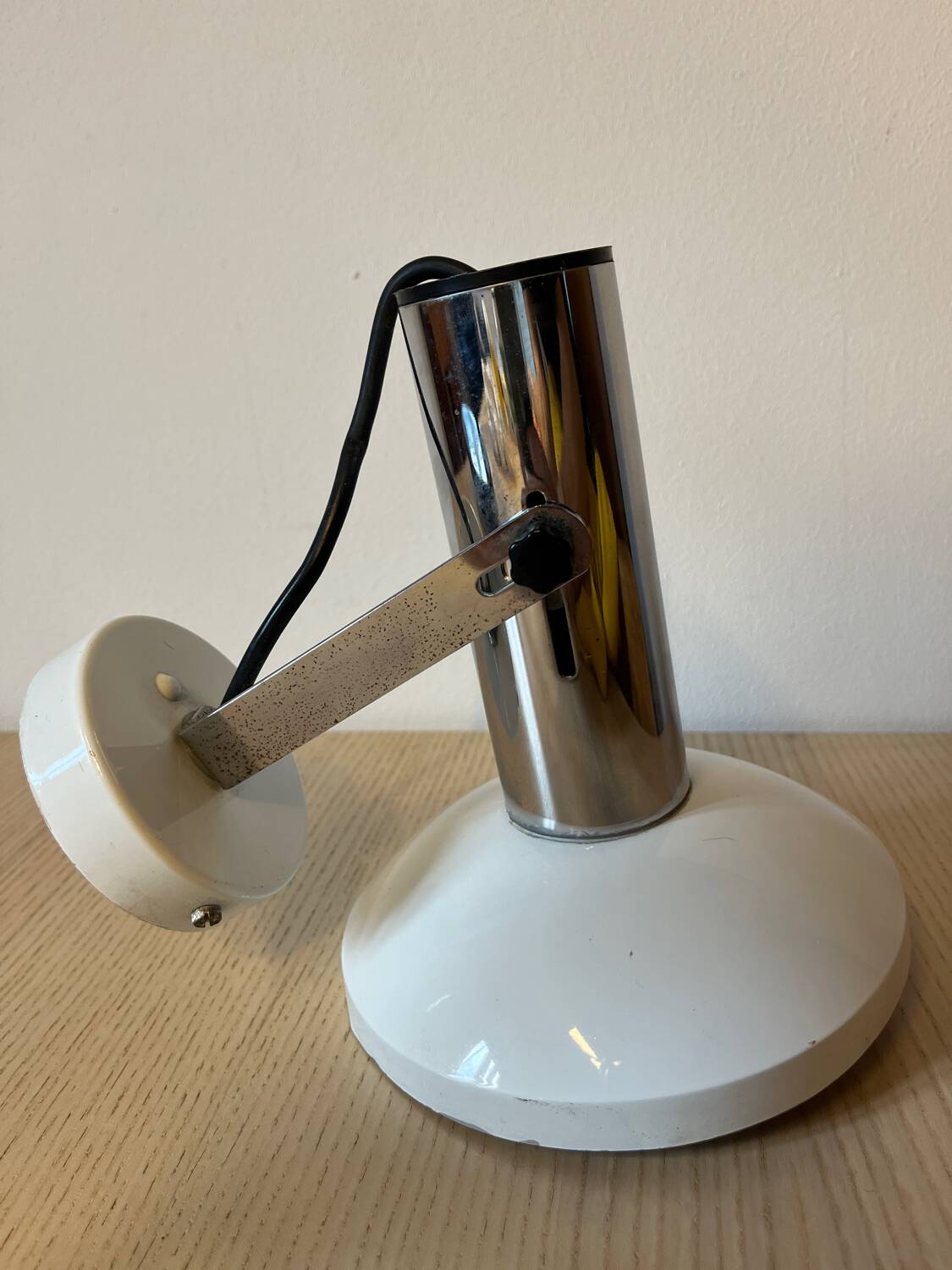 Wall light in metal and chrome-plated plastic