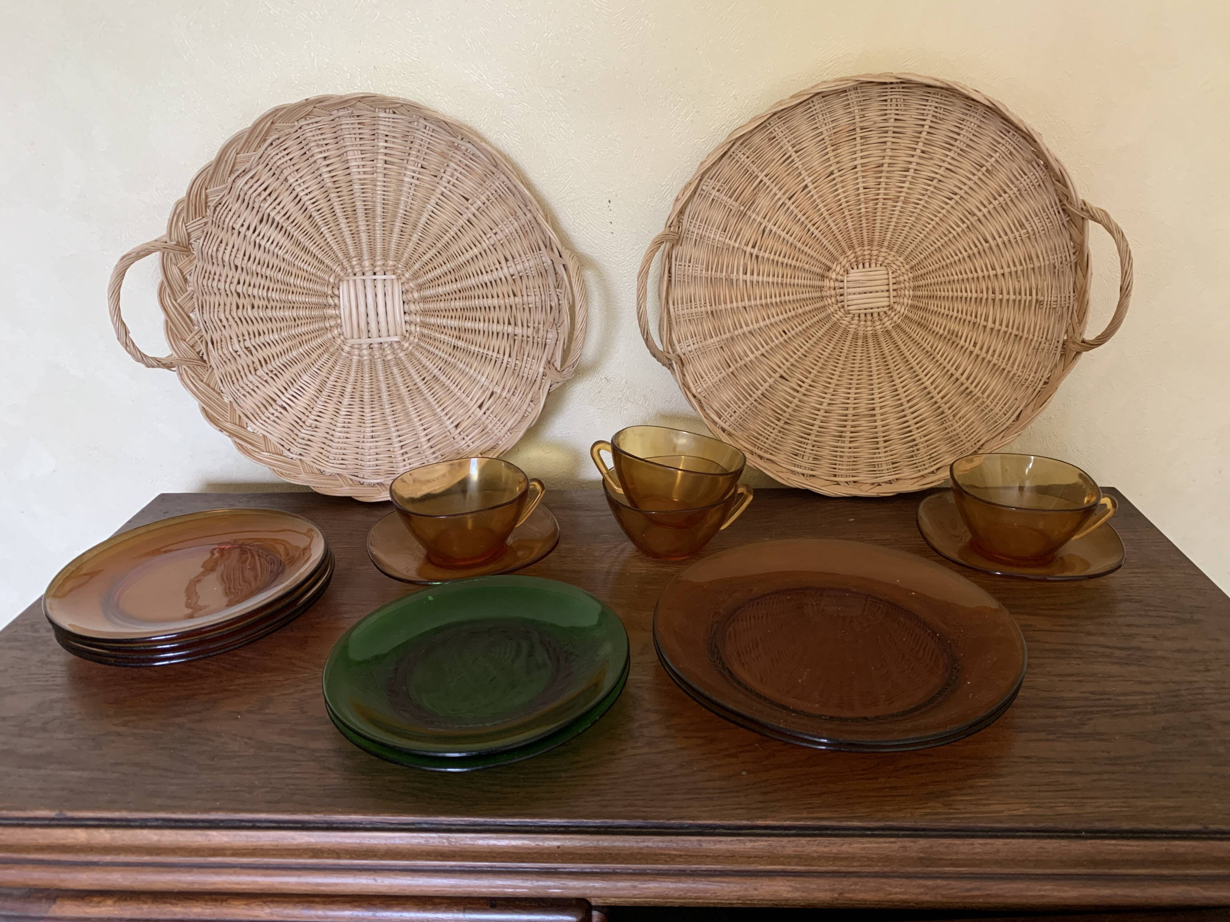 4 coffee cups, 3 saucers, 5 small and 2 large plates VERECO