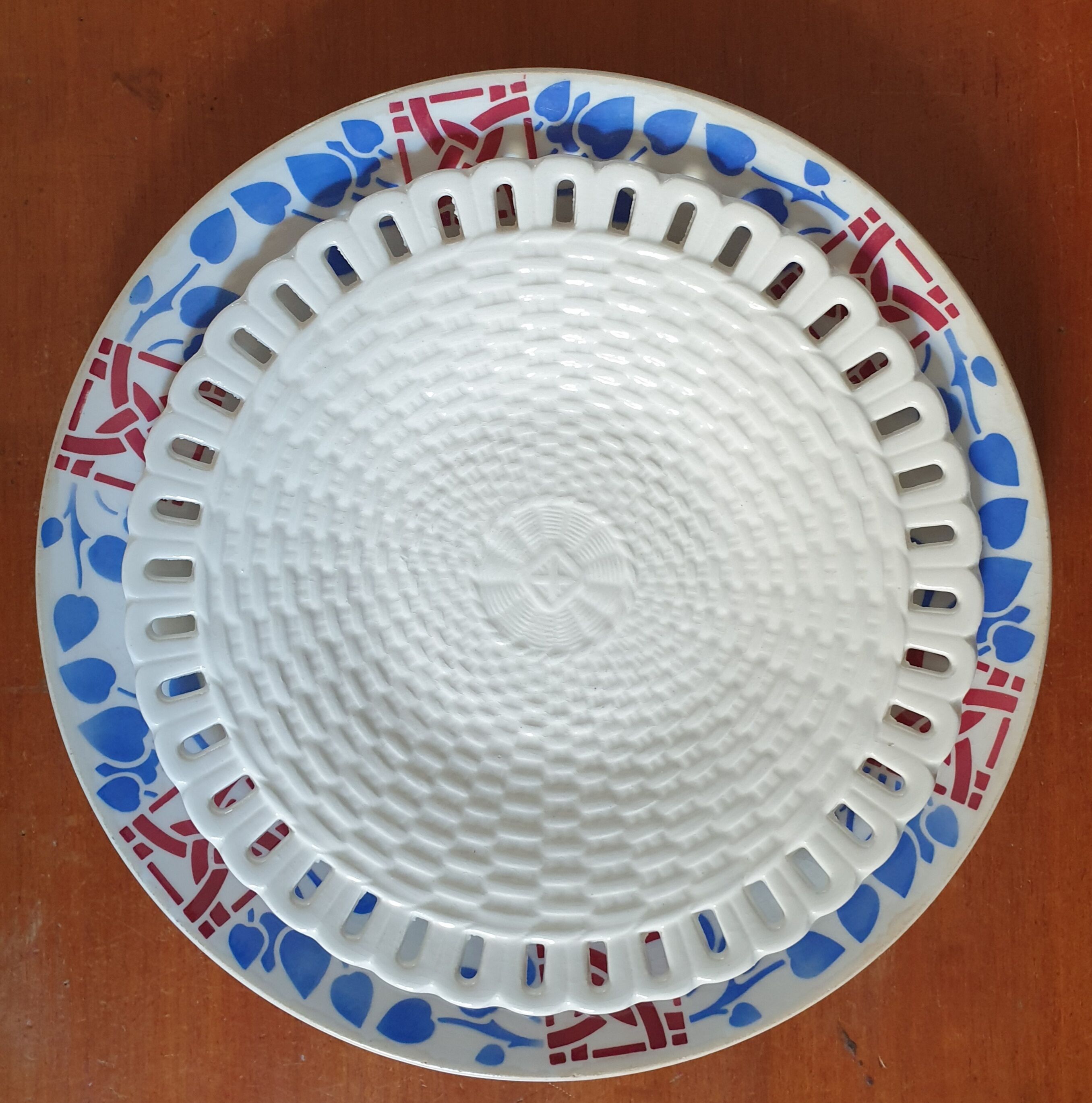 Suite of 5 openwork dessert plates