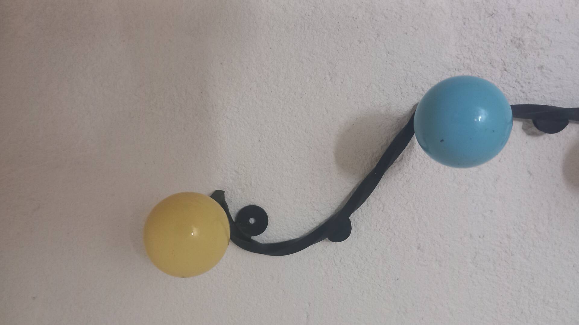 Vintage wall coat rack "Atomic" in wrought iron with multicoloured balls.