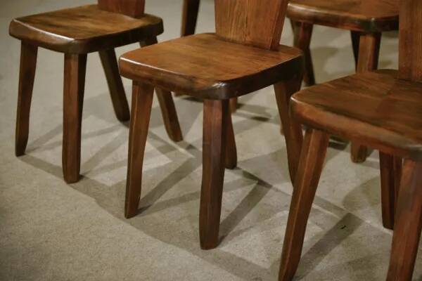 8 chaises brutalistes en orme massif par Aranjou 1950’s