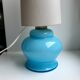 Lampe avec pieds en opaline bleu et abat-jour conique texturé années 60-70