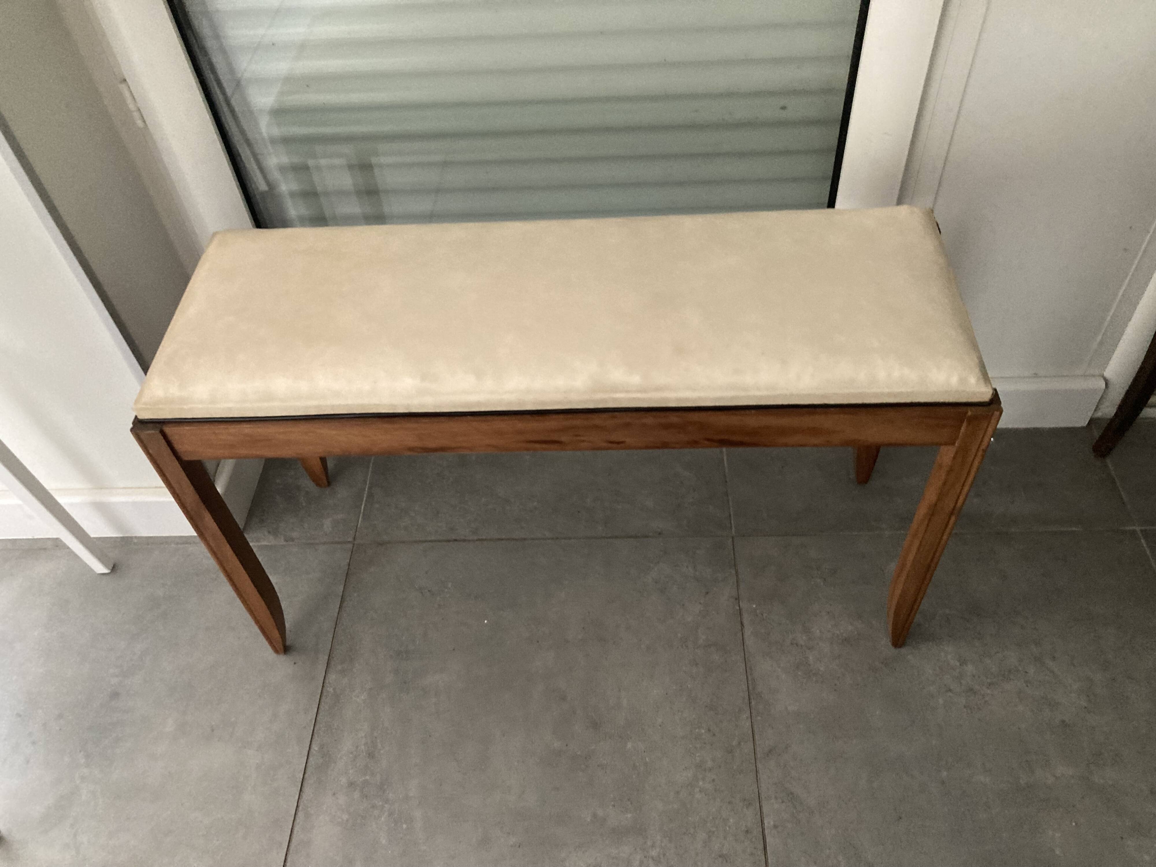 Piano bench that converts into a music book storage in excellent condition.