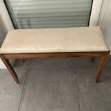 Piano bench that converts into a music book storage in excellent condition.