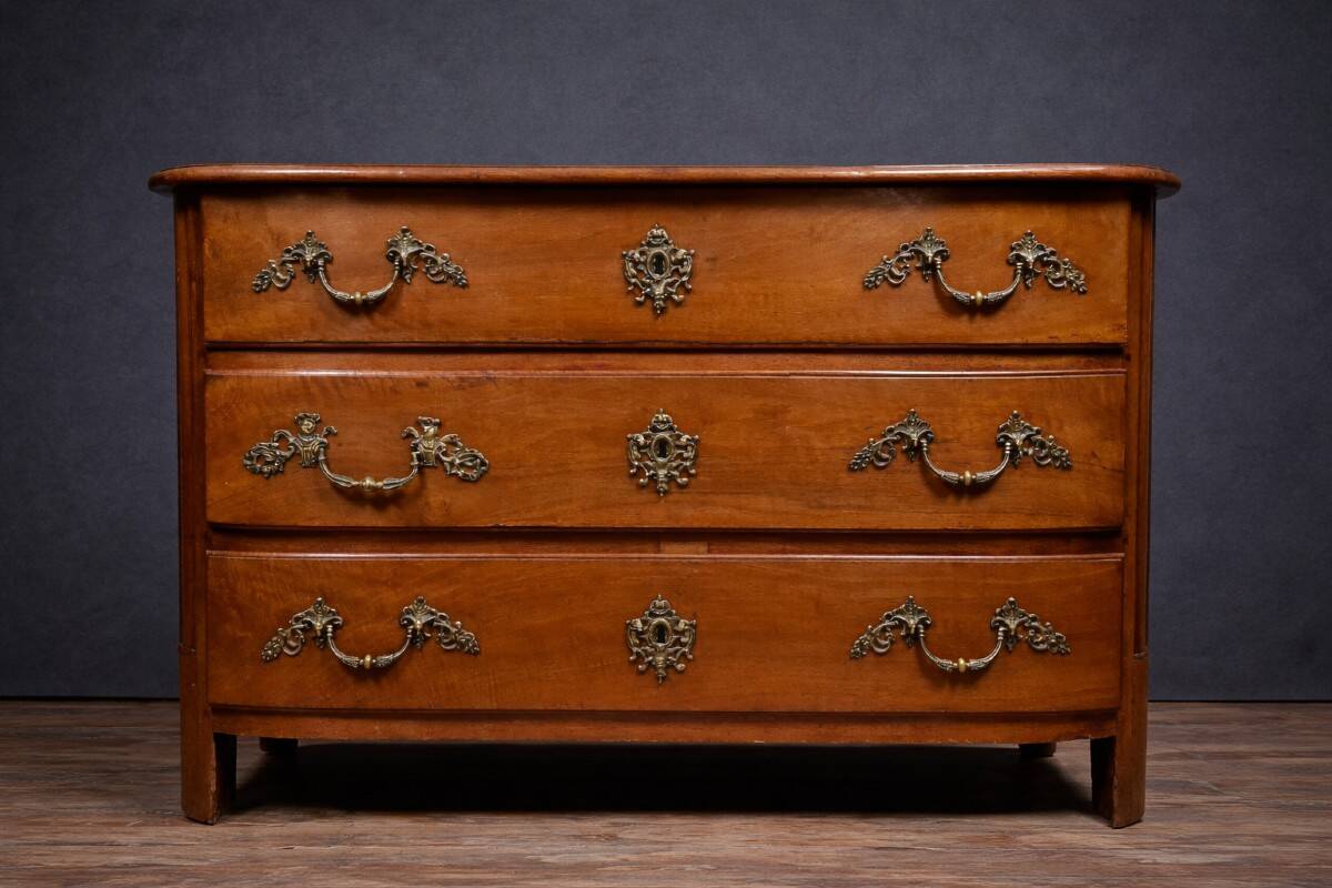 Commode ancienne galbée en bois massif – époque Louis XIV / Louis XV - XVII