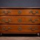 Commode ancienne galbée en bois massif – époque Louis XIV / Louis XV - XVII