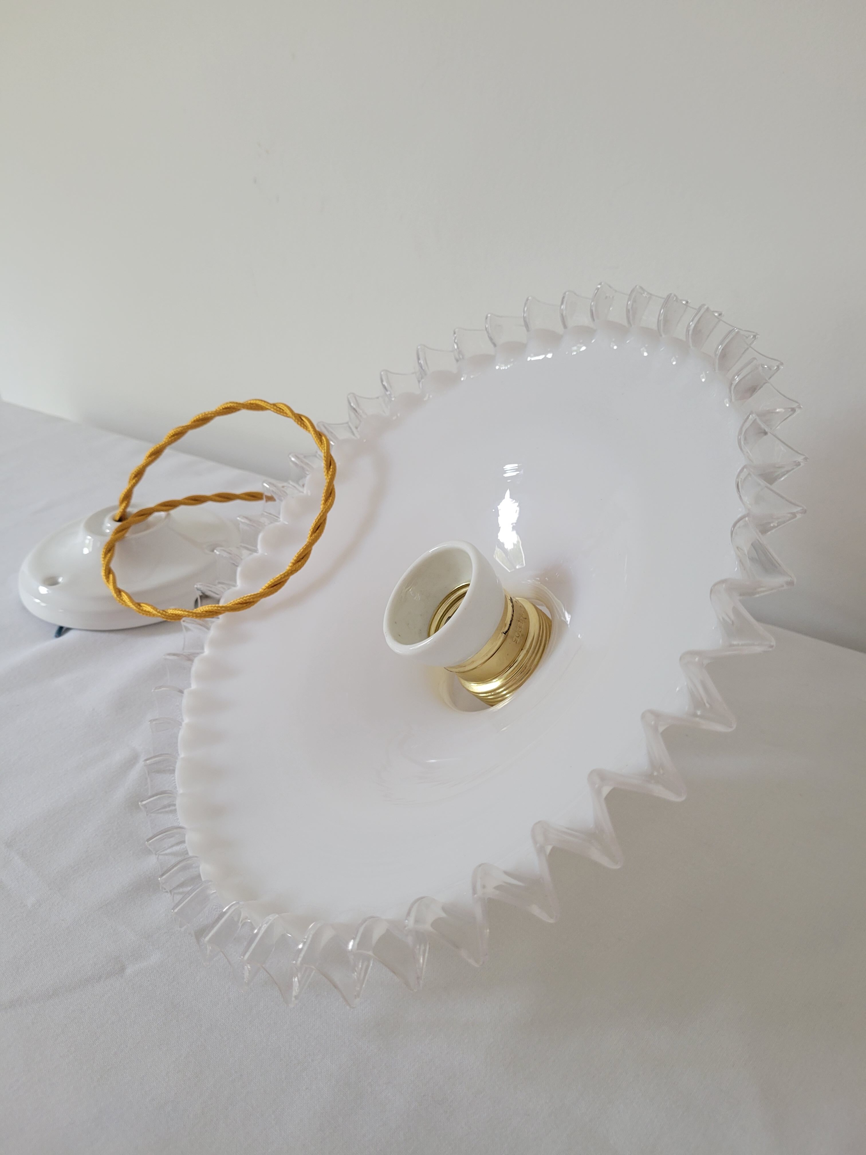 Serrated opaline suspension