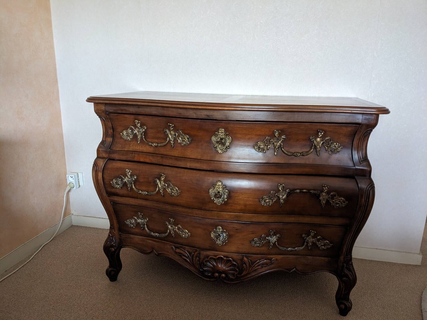 Curved chest of drawers