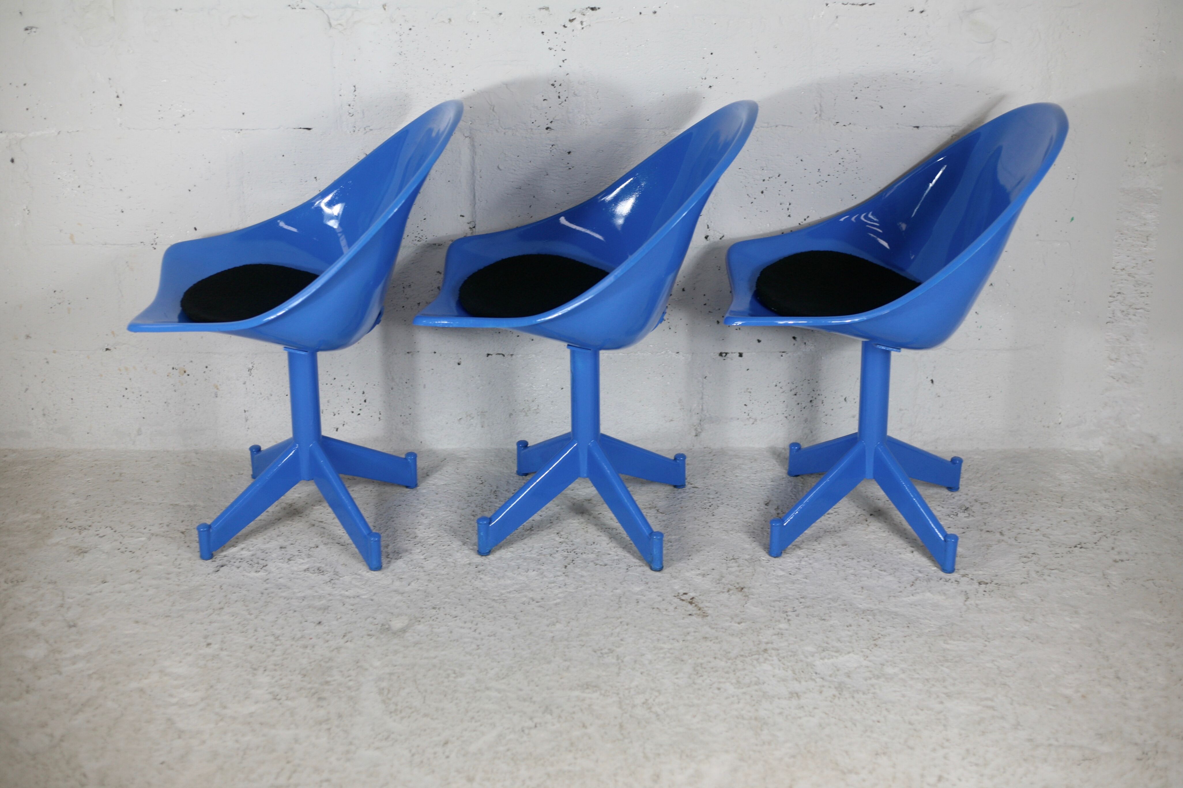3 chairs "space Age", resin and steel, France, circa 1970.