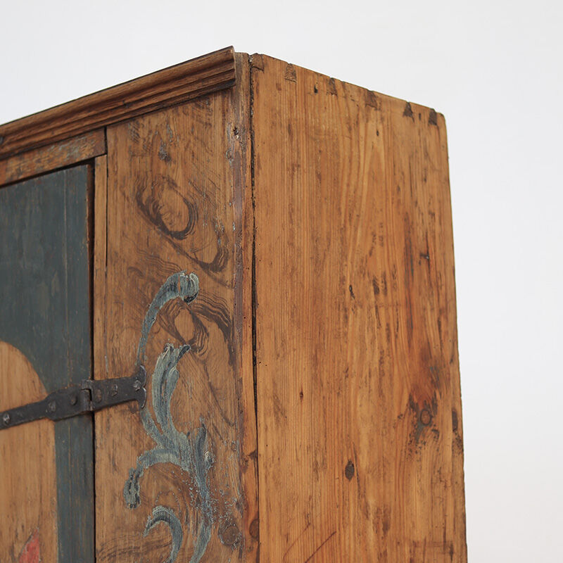 Cabinet de mariée primitif en art populaire peint de ferme antique du XVIIIe siècle
